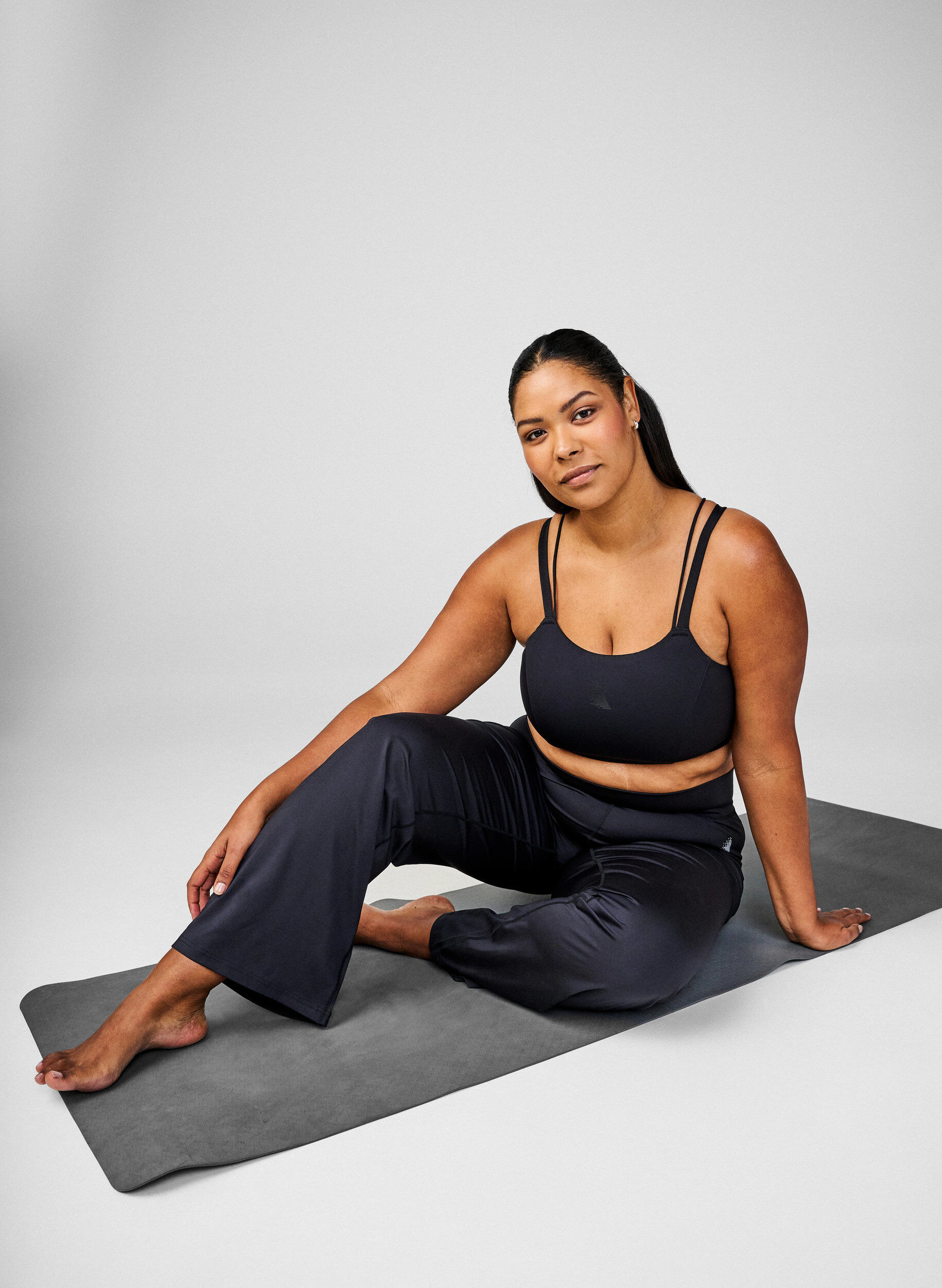 ZizziSportbeha met kruisdetail aan de achterkant, Zwart, Image image number 0