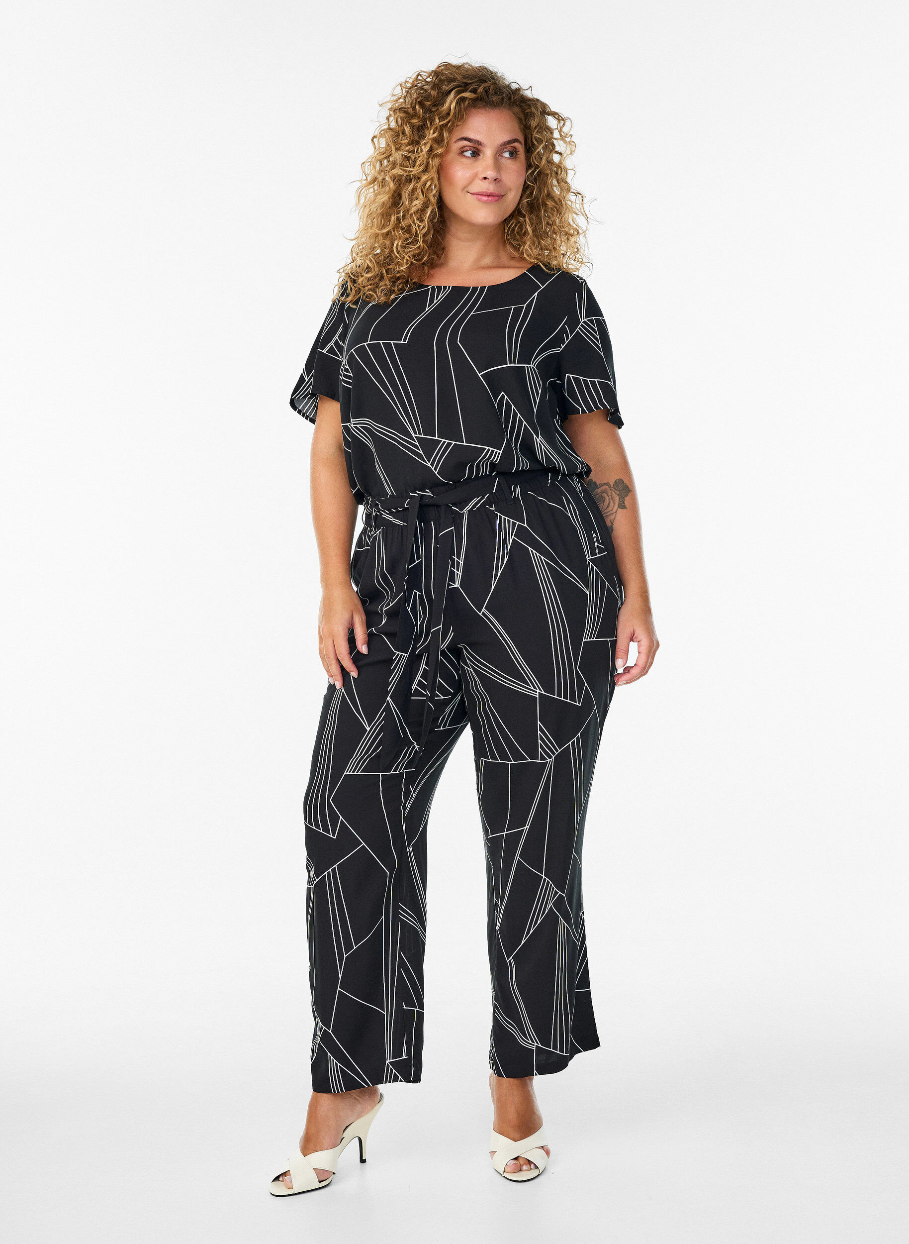 Zizzi Chemisier &agrave; manches courtes en viscose avec imprim&eacute;, Noir, Model image number 1