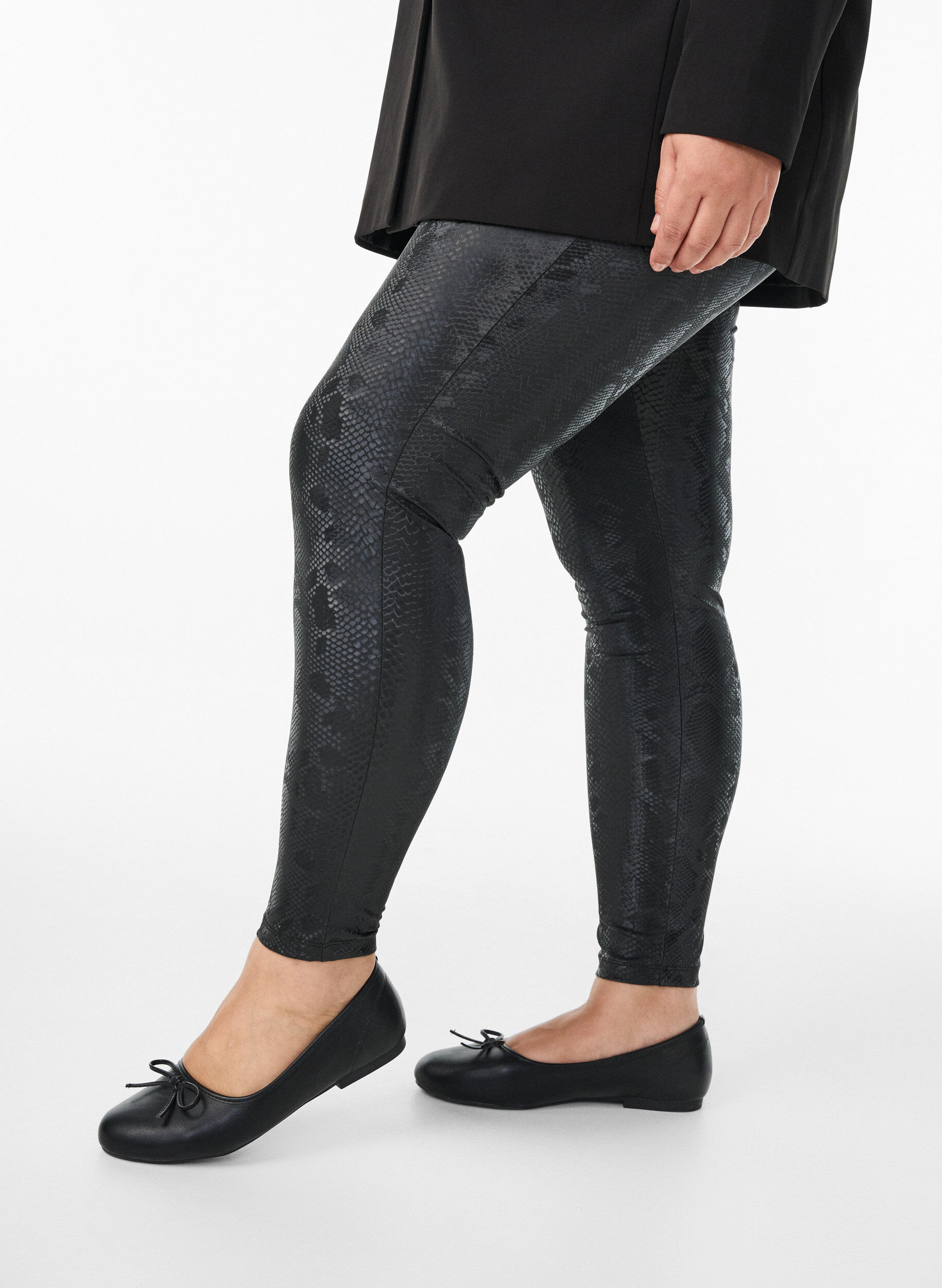 Leggings in imitatieleer met dierenpatroon, Zwart, Model