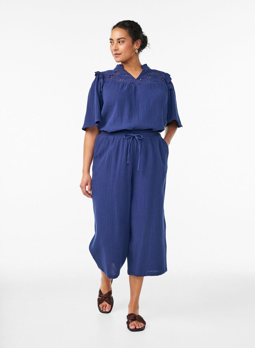 Blouse en mousseline de coton avec broderie anglaise et manches 1/2, Bleu, Model image number 1