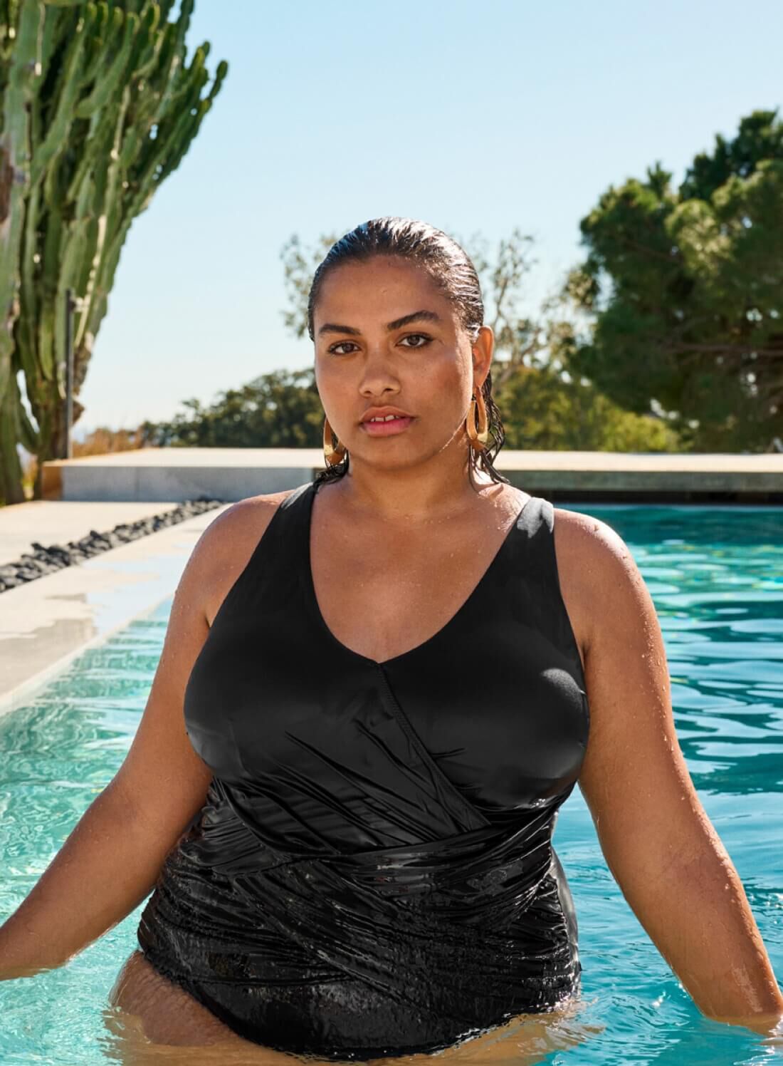 ZizziZwart badpak met details, , Model