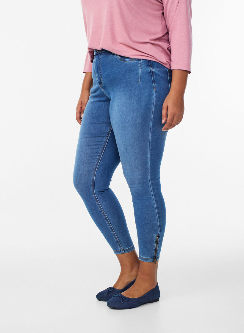 Gecropte Amy jeans met ritssluiting details, Blauw, Model image number 2