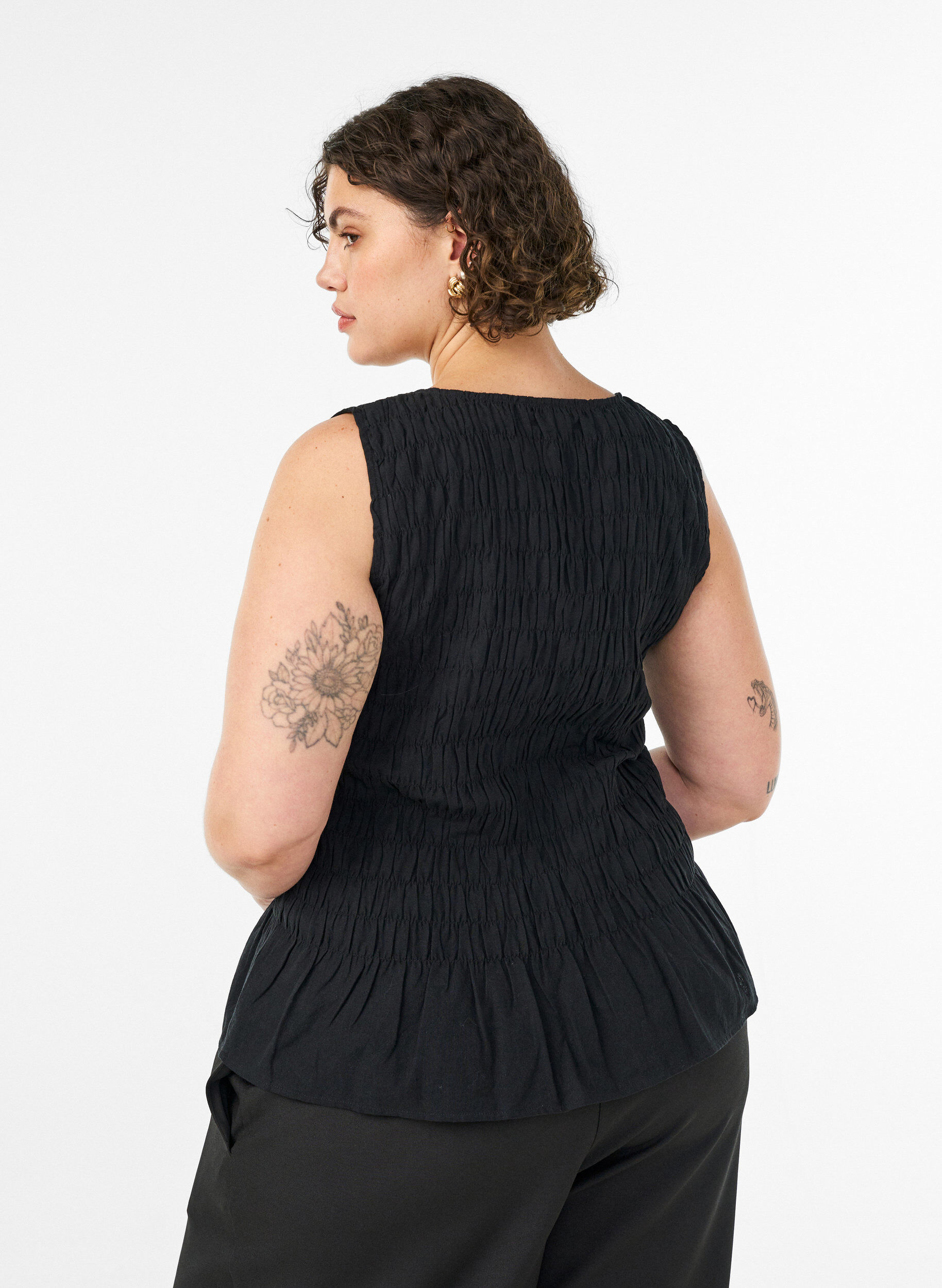 ZizziMouwloze top van katoen en linnen met smock, Zwart, Model image number 2