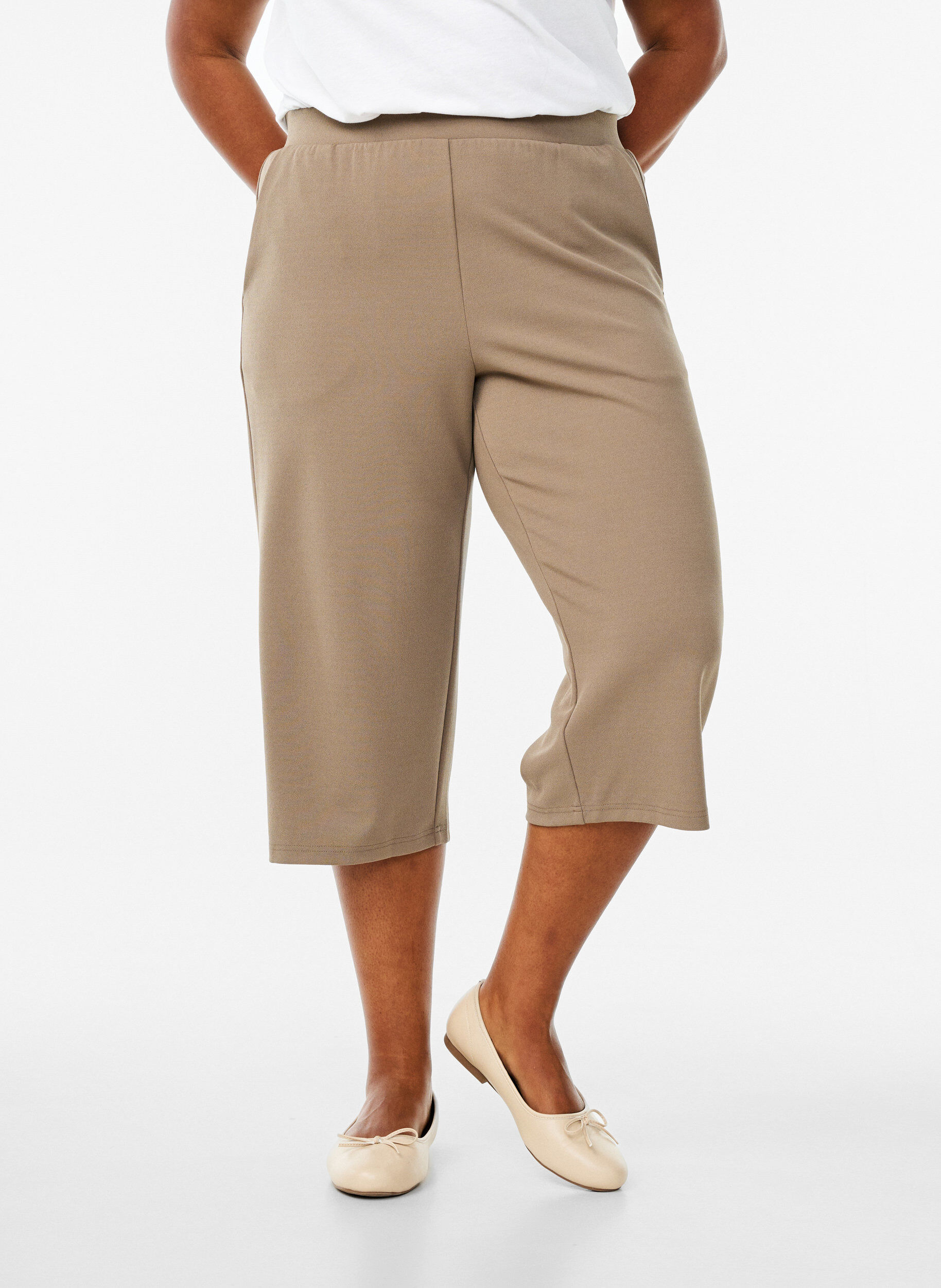 ZizziHoog getailleerde kniebroek met losse pasvorm, Bruin, Model image number 2