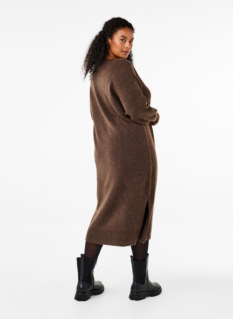 Gebreide jurk met lange mouwen en V-hals, Bruin, Model