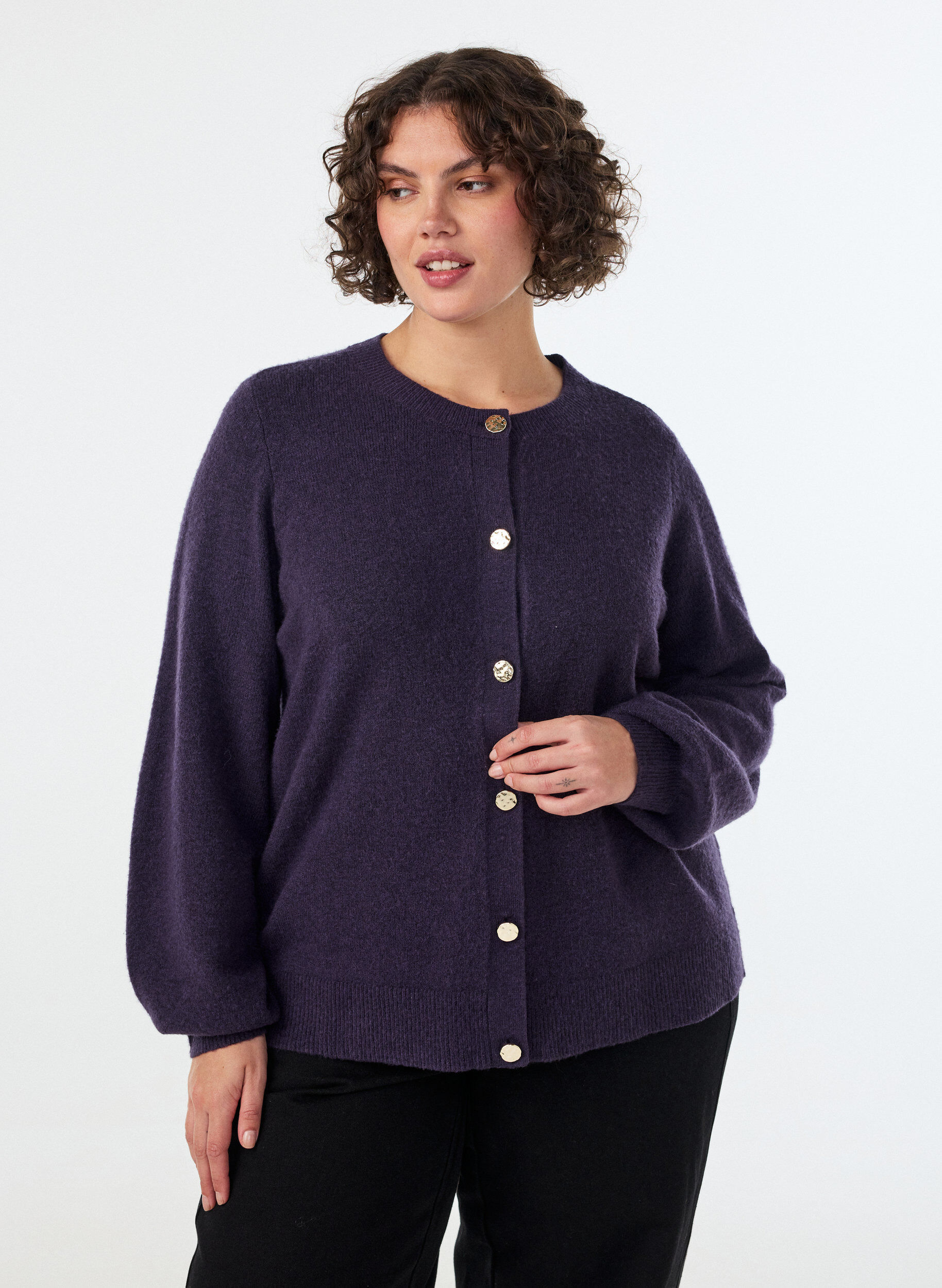 Cardigan in zacht breisel met goudkleurige knopen, Paars, Model