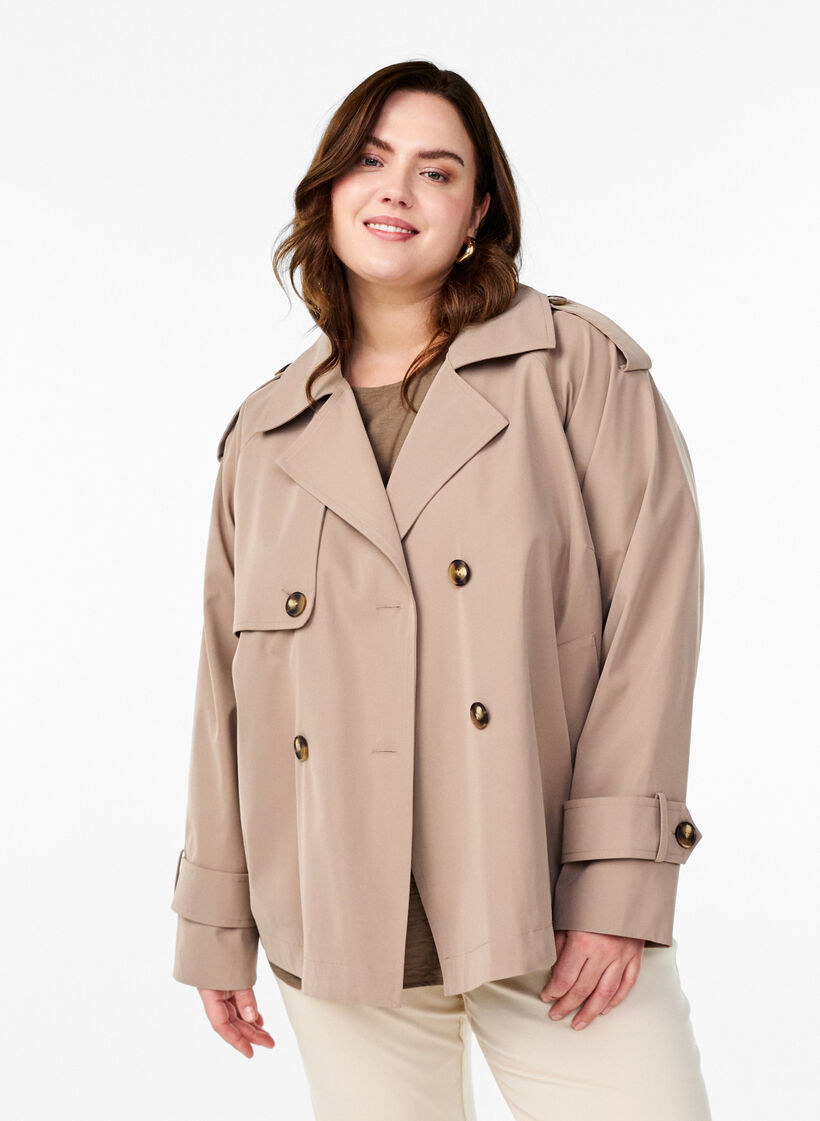 Korte trenchcoat met klassieke details, Desert Taupe, Model