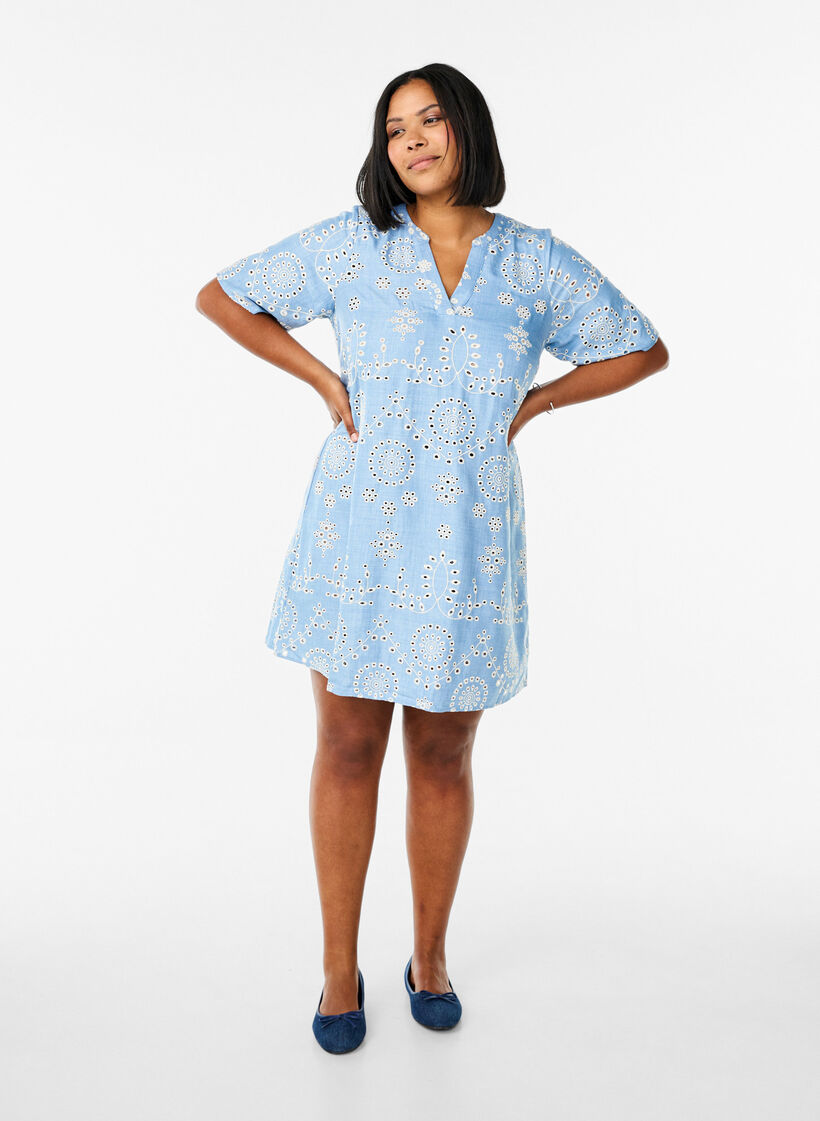 Korte jurk met een decoratief opengewerkt patroon, Faded Denim w. White, Model