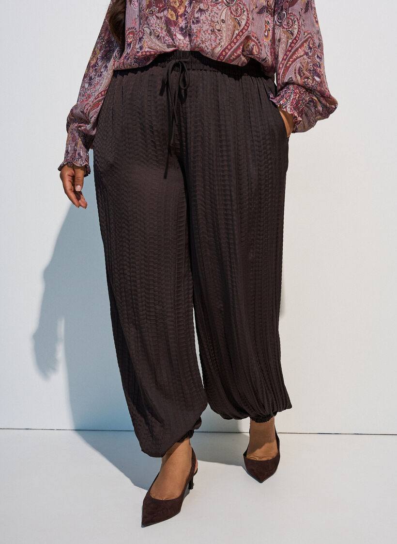 Ballonbroek met structuur en elastische taille, Bruin, Model image number 2