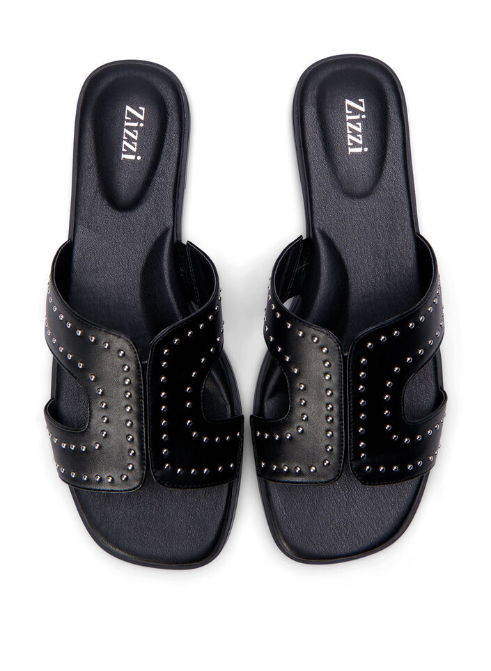 Platte instappers met brede pasvorm en studs, Black, Packshot
