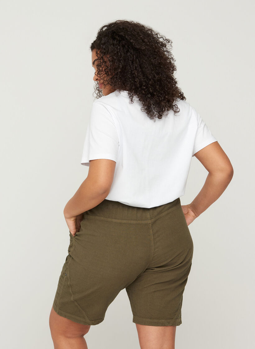 Losse short met zakken in katoen, Ivy Green, Model