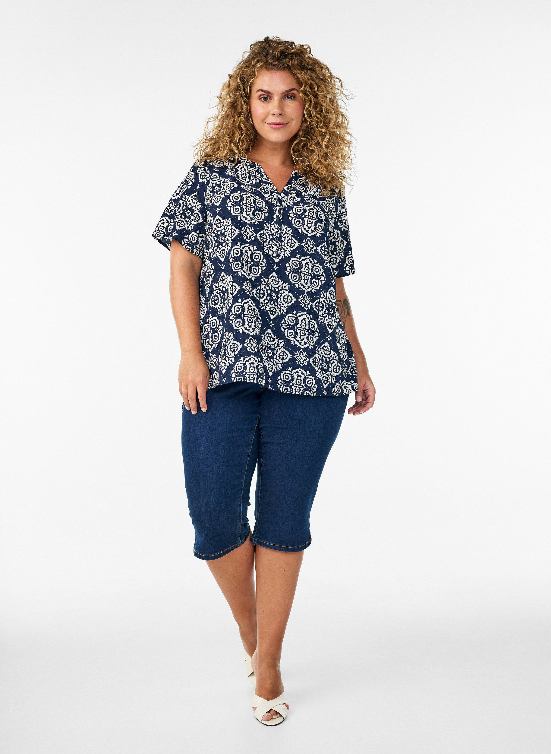 Zizzi Blouse &agrave; manches courtes et encolure en V, Bleu, Model image number 1