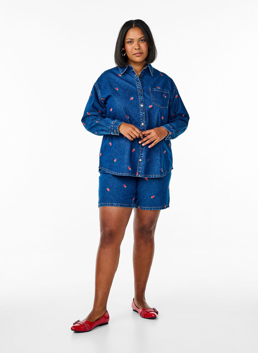 Denim shirt met geborduurde aardbeien, B. D. Strawberries, Model