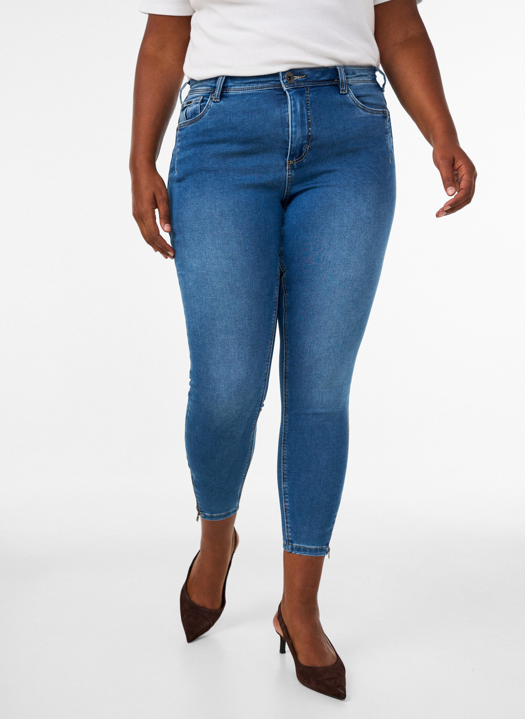 ZizziGecropte Amy jeans met ritssluiting details, Blauw, Model image number 3