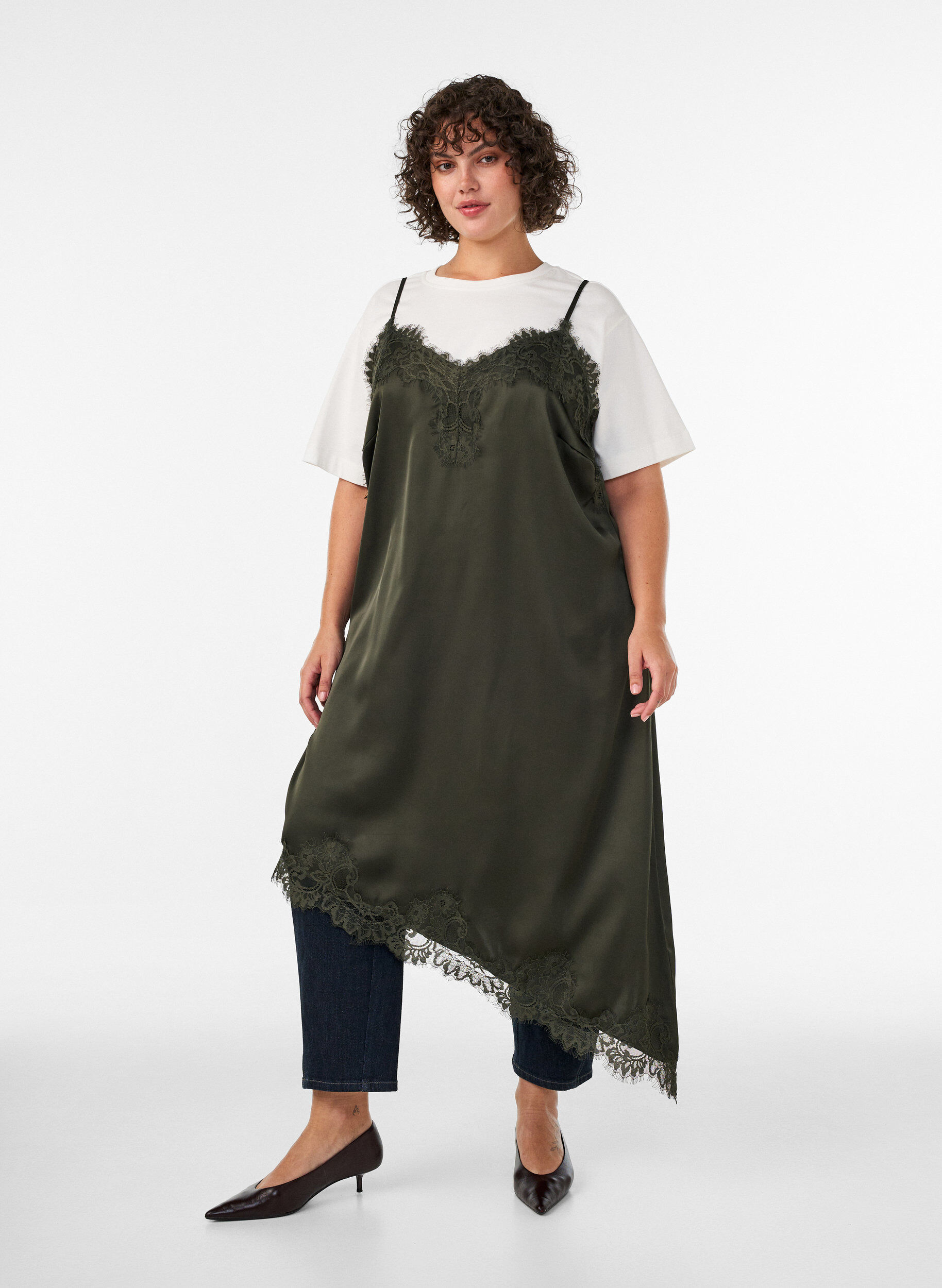 ZizziSatijnen jurk met kant en asymmetrische zoom, Groen, Model image number 1