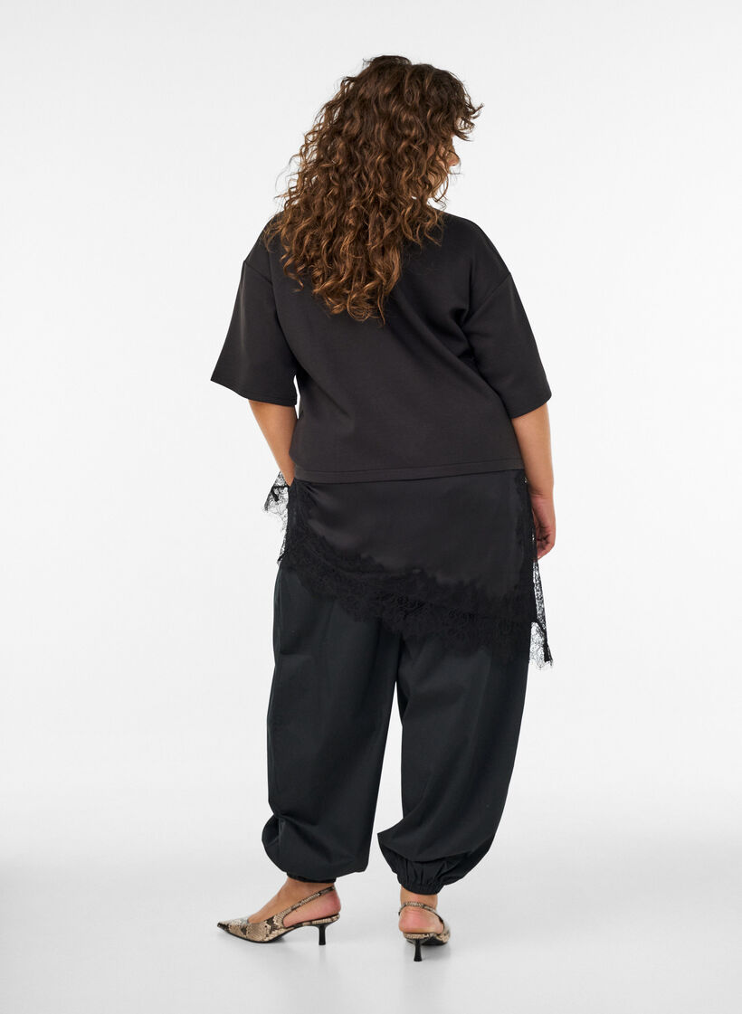 Ballonbroek met zakken en een elastische tailleband, Zwart, Model image number 2