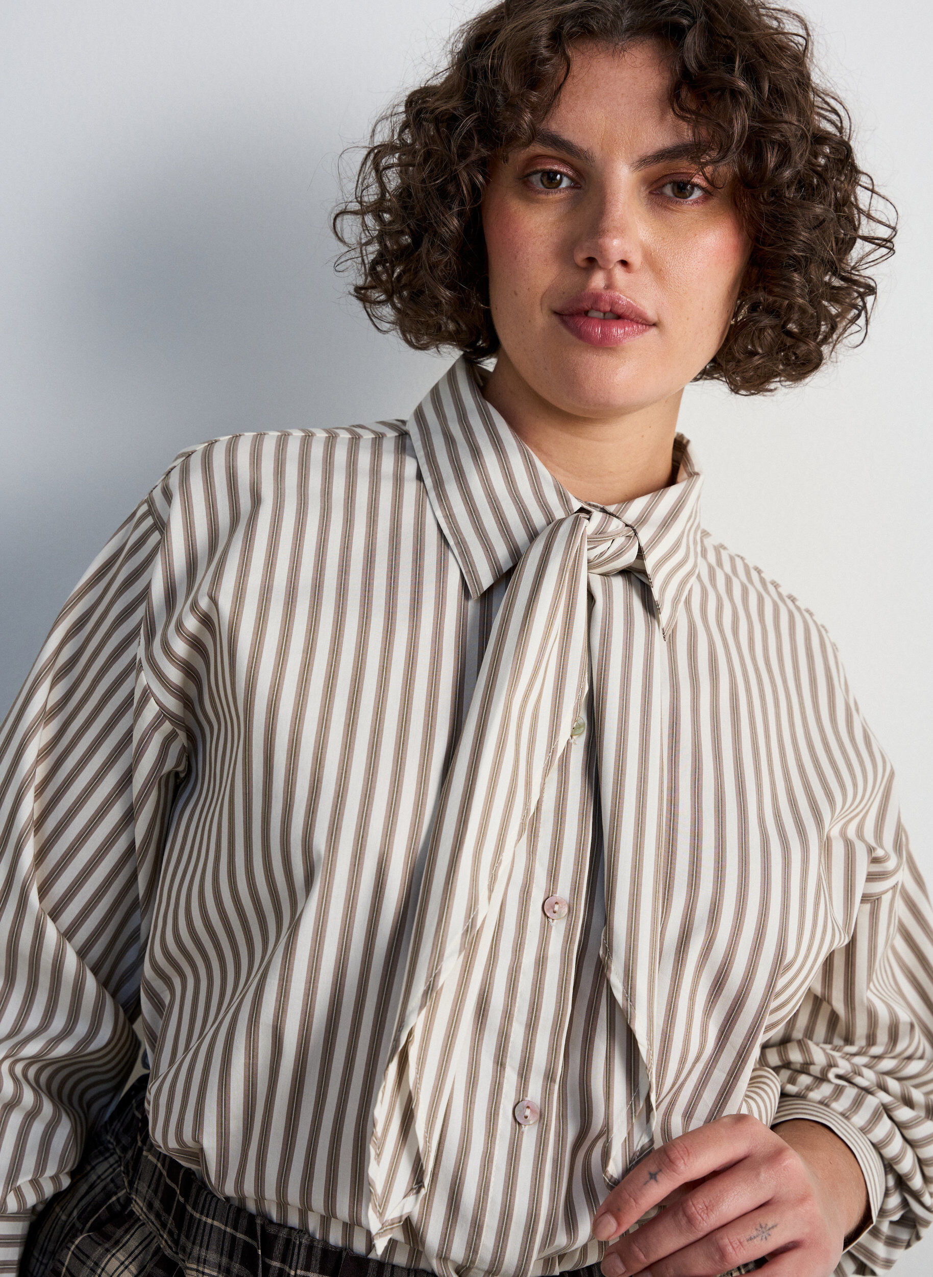 ZizziGestreept overhemd met afneembare strik aan de hals, Beige, Model image number 3