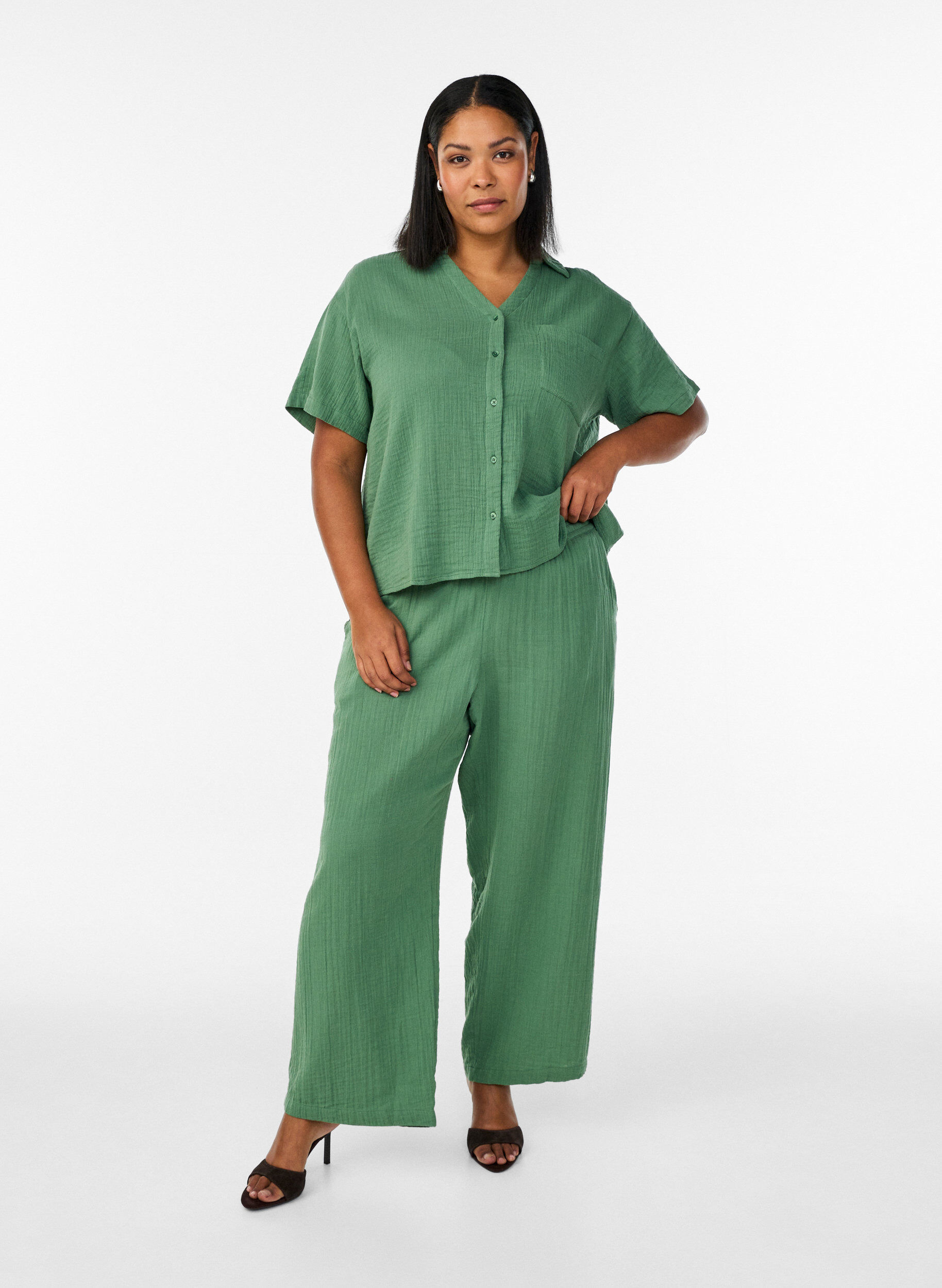 High-waist katoenen mousseline broek met losse pijpen, Groen, Model