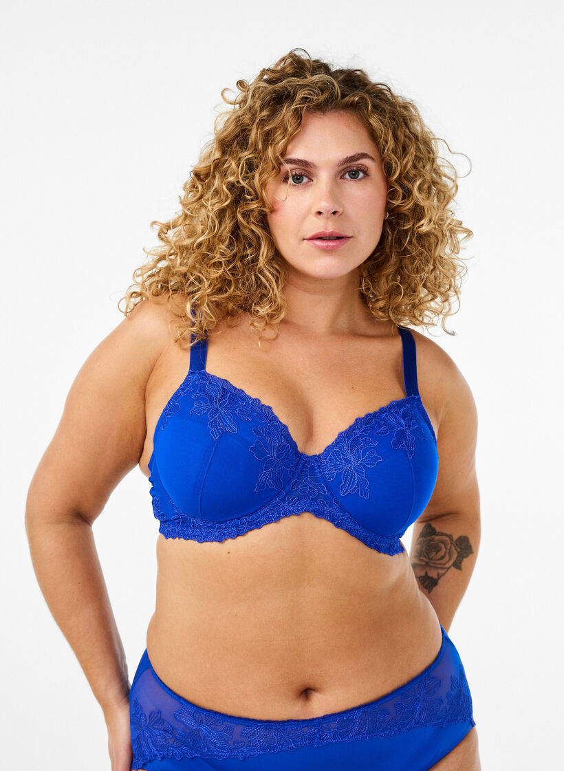 Gewatteerde beugel-bh met kant., Surf the web, Model