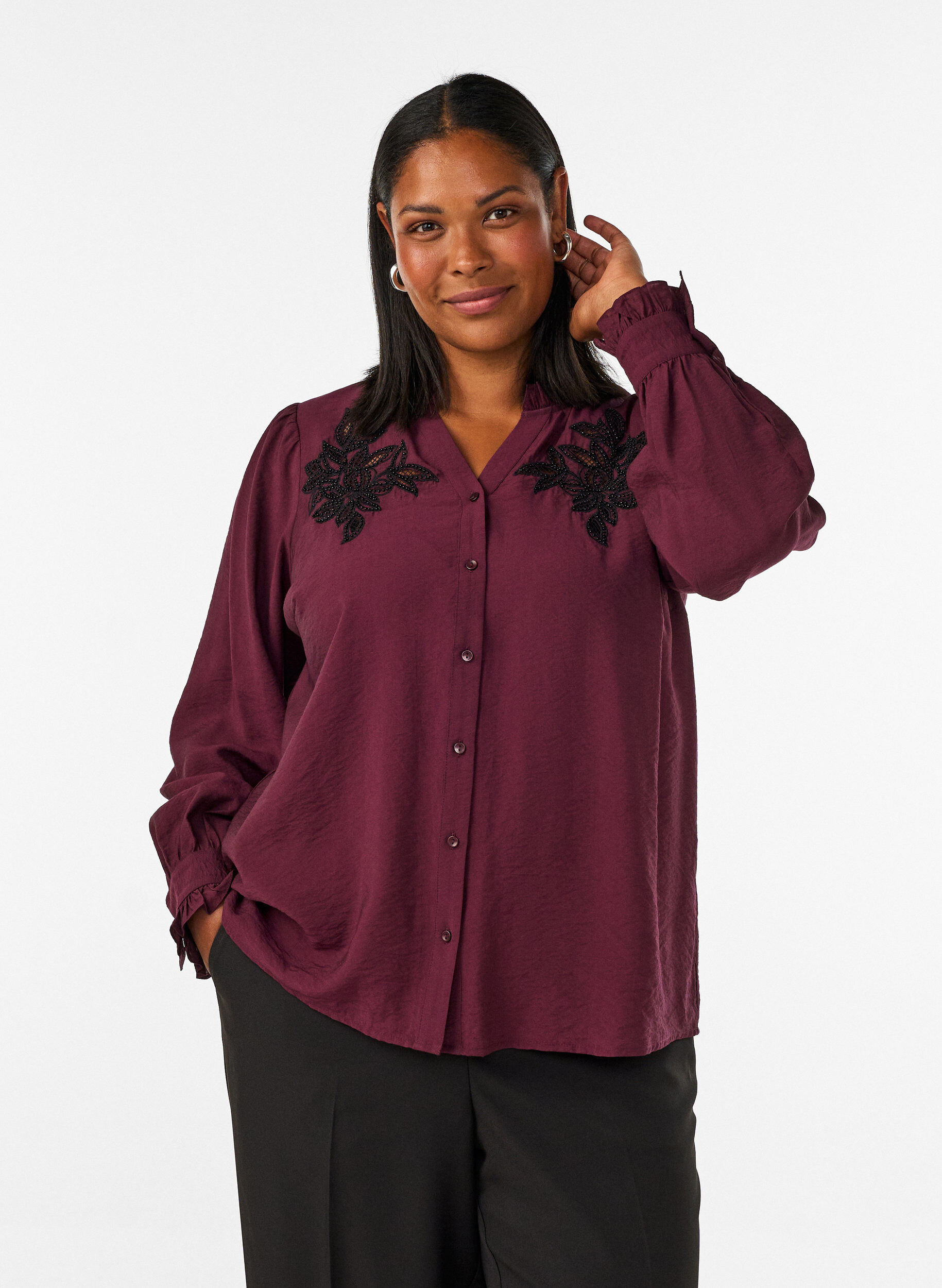Shirtblouse met geborduurde bloemapplicaties, Rood, Model