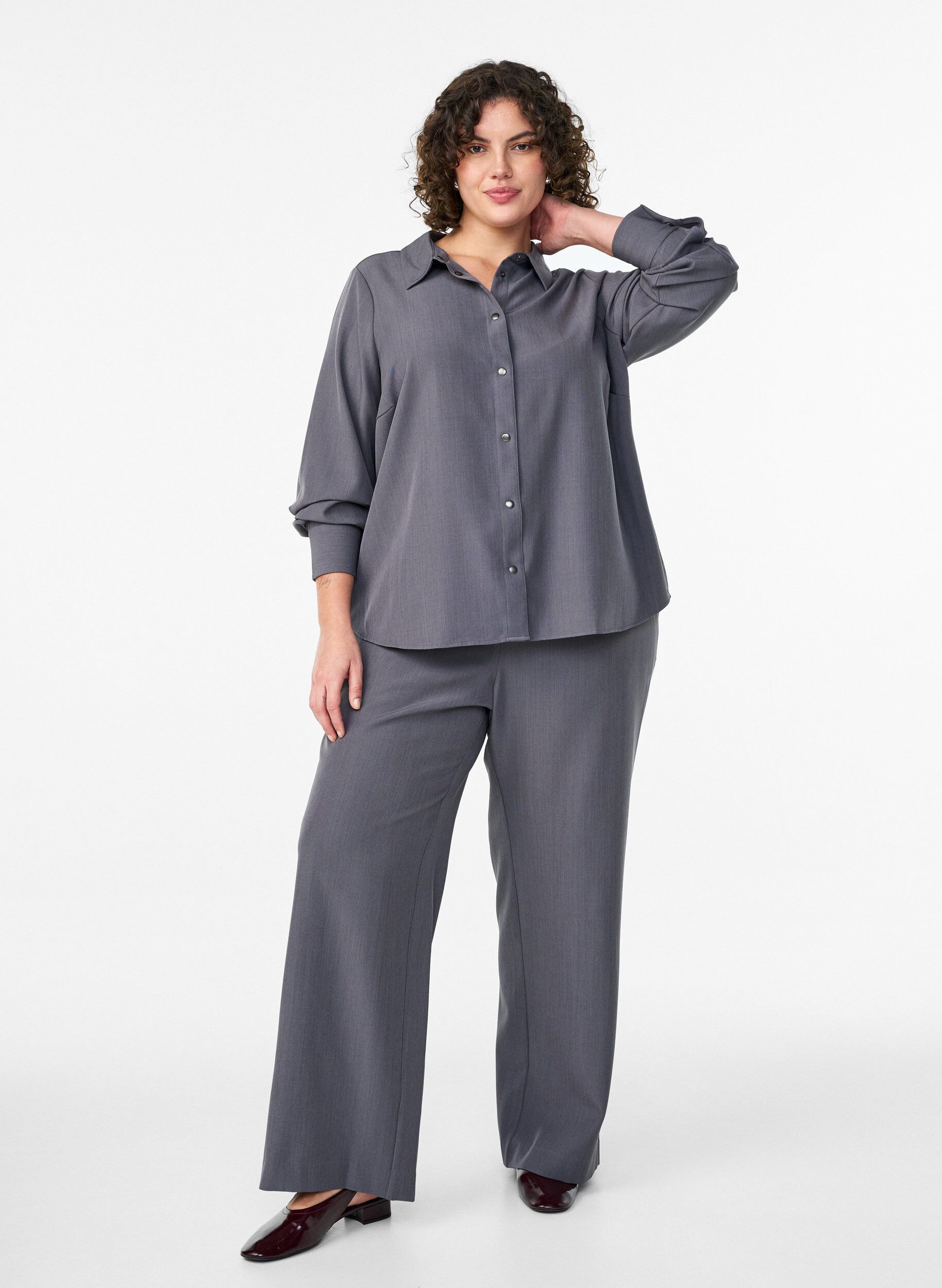 Hoog getailleerde pantalon met wijde pijpen, Grijs, Model