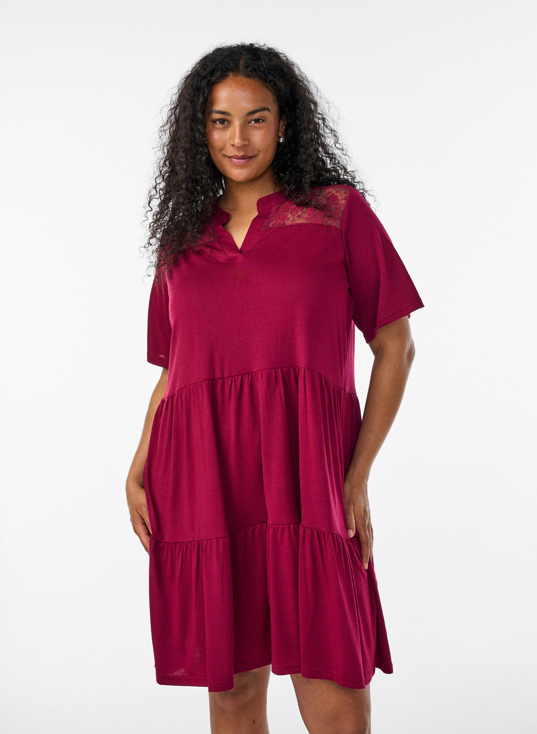 Jerseyjurk met kanten details en een gelaagde rok, Rood, Model
