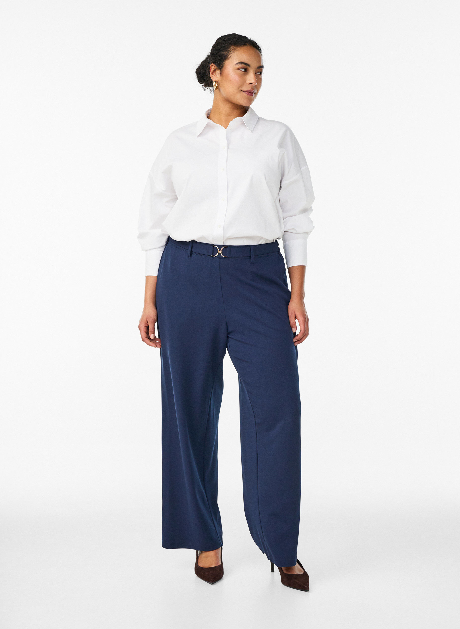 High-waisted broek met riemdetail en gouden gesp, Blauw, Model