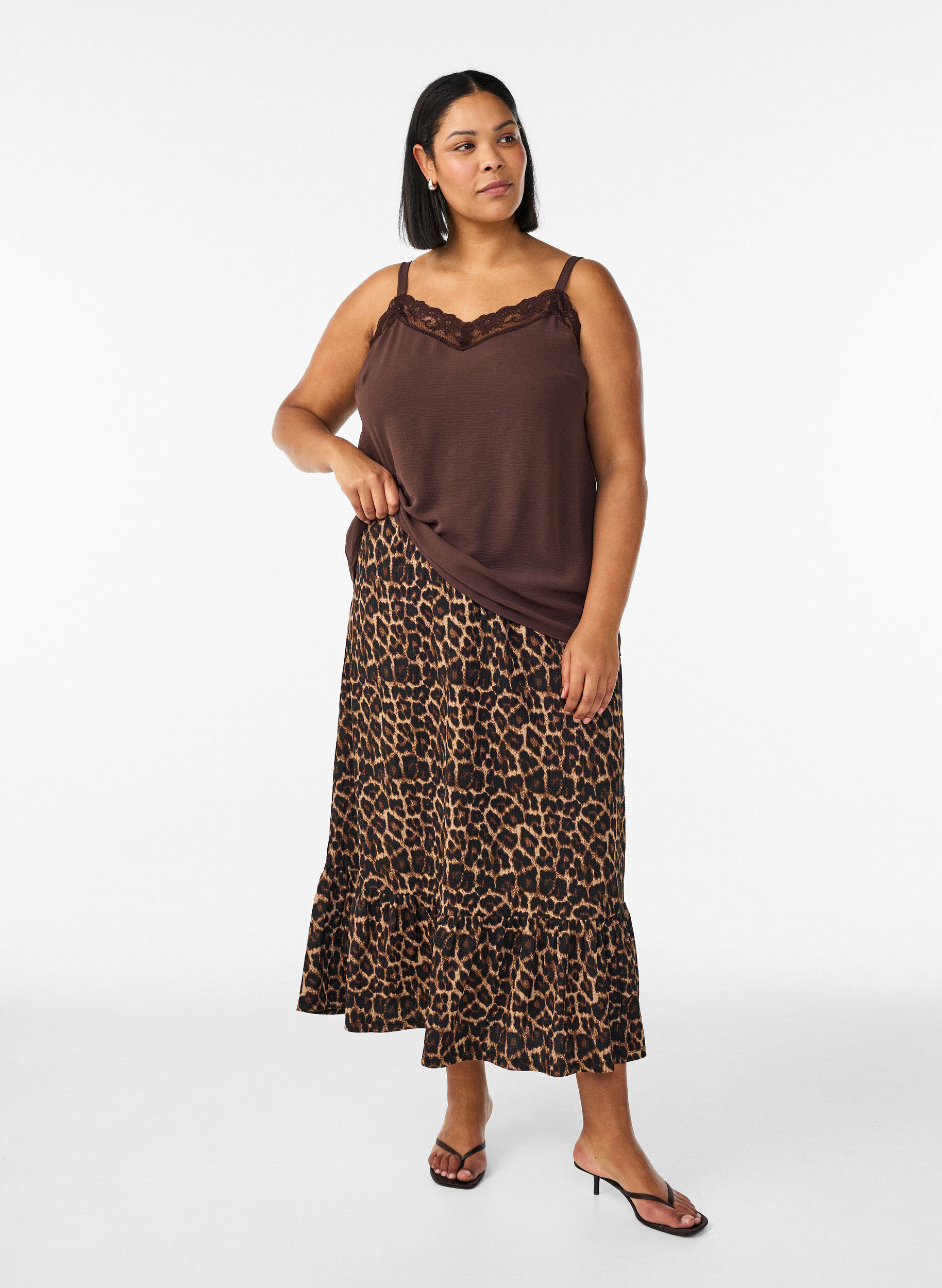 Lange rok met strikceintuur en rucheszoom, Zwart, Model