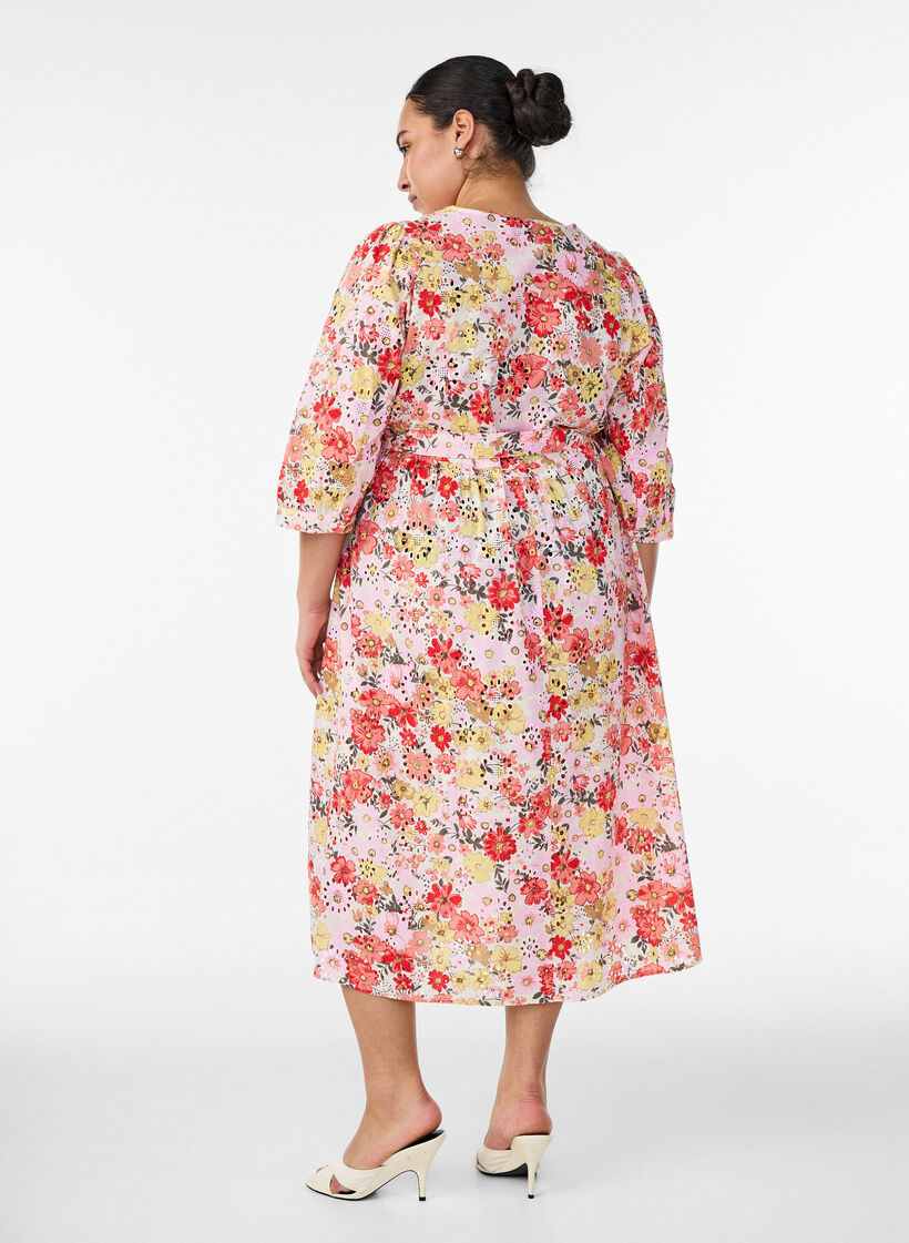 Bloemen midi-jurk met broderie anglaise en een strikriem, Roze, Model