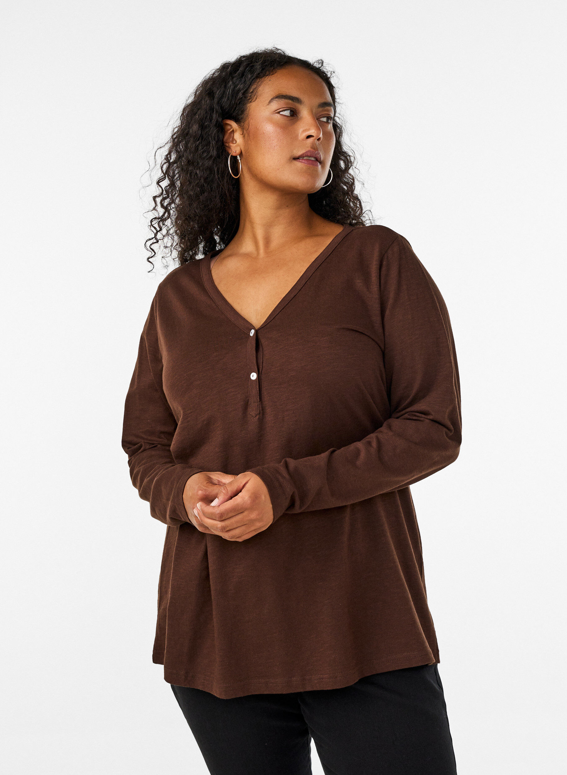 T-shirt met lange mouwen, V-hals en knopen, Bruin, Model