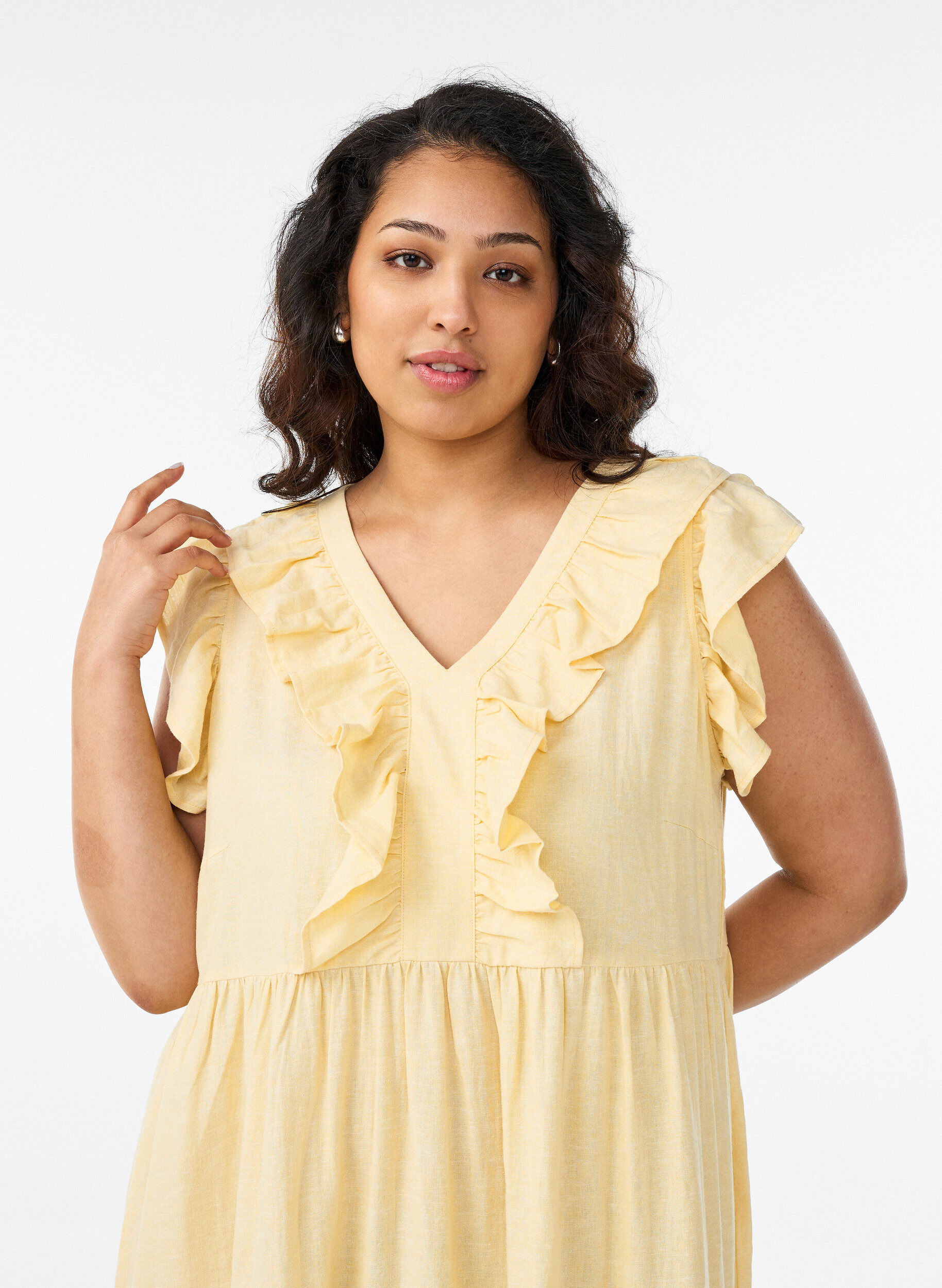 Zizzi Robe midi sans manches en lin et viscose avec volants, Jaune clair, Model image number 2