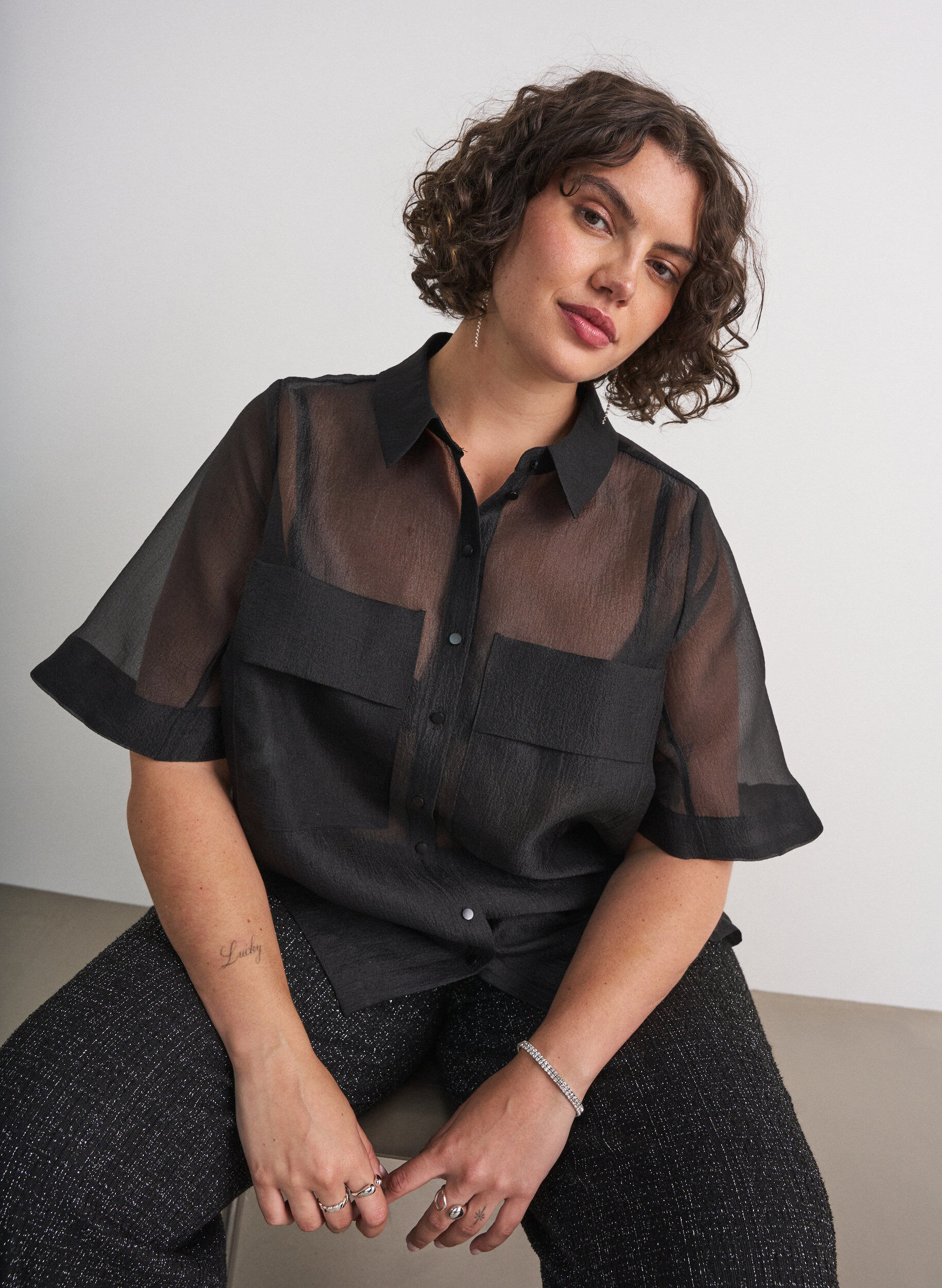 Transparant shirt met korte mouwen met borstzakken, Zwart, Model