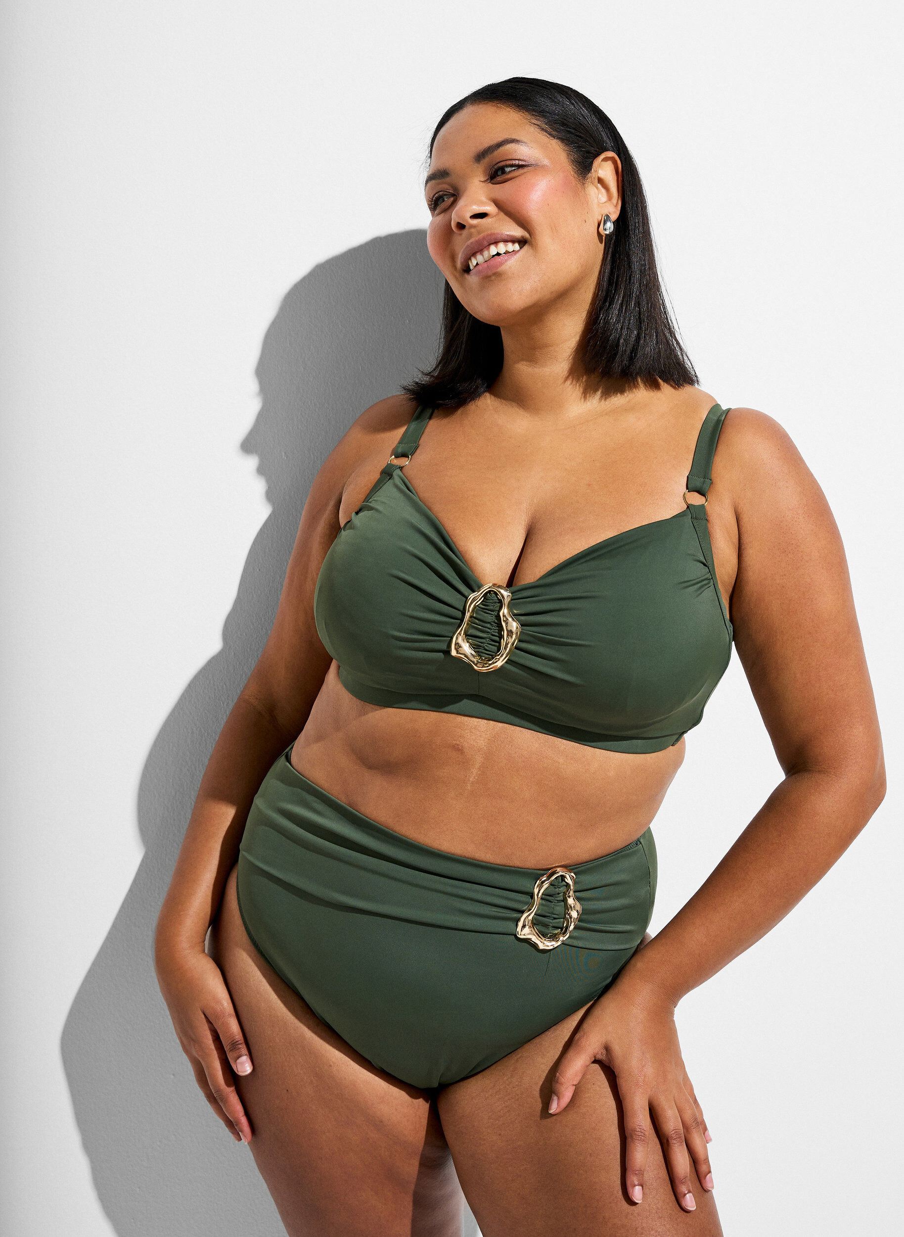 ZizziHigh-waisted Tai bikinislip met gouden detail, Groen, Model image number 0