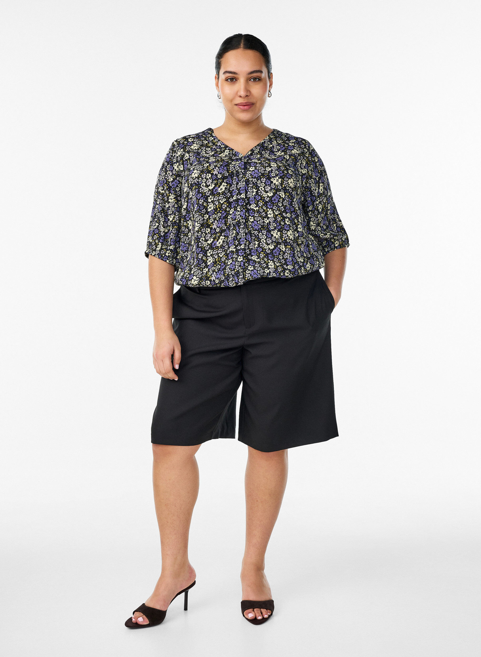 Zizzi Blouse imprim&eacute;e en viscose avec fermeture boutonn&eacute;e, Noir, Model image number 1