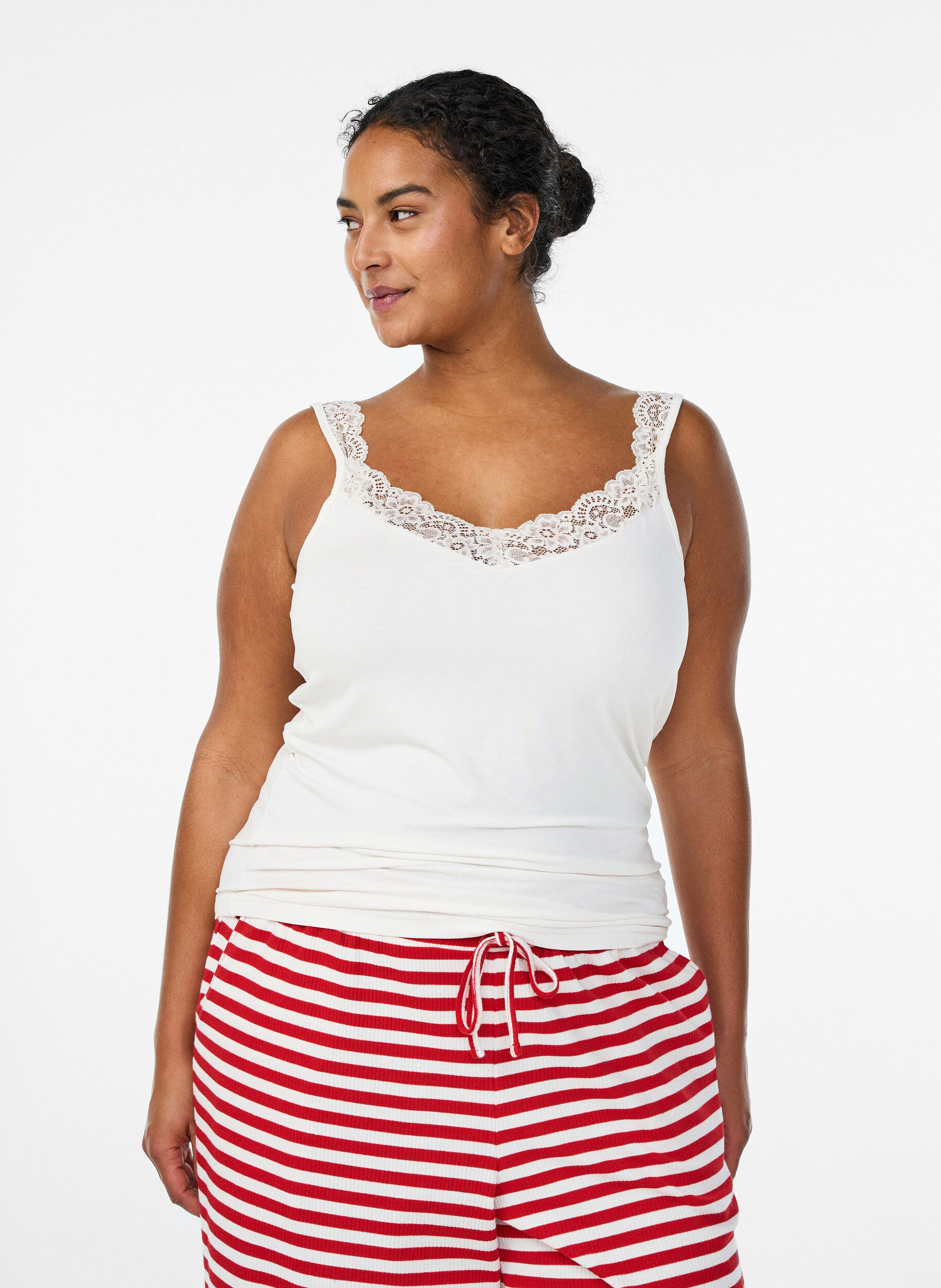 Top van viscose met kanten rand, Vanille, Model