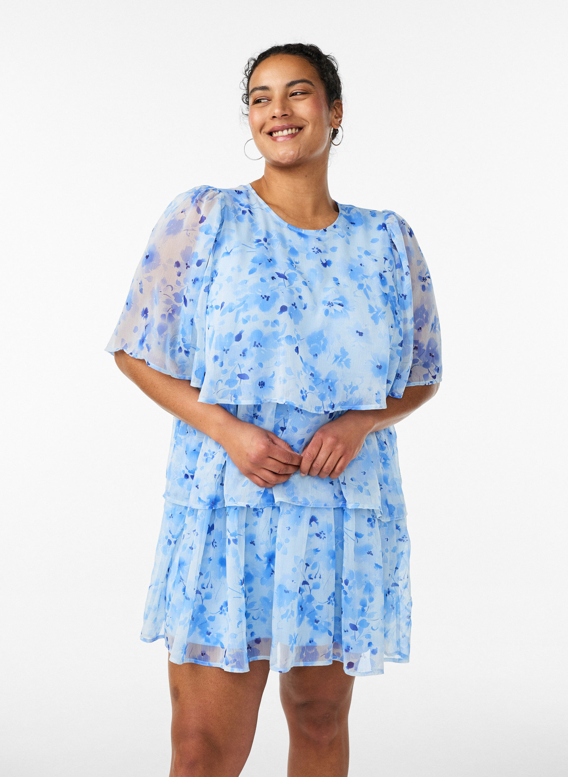 Robe courte effet mousseline &agrave; imprim&eacute; floral et volants &eacute;tag&eacute;s, Bleu, Model