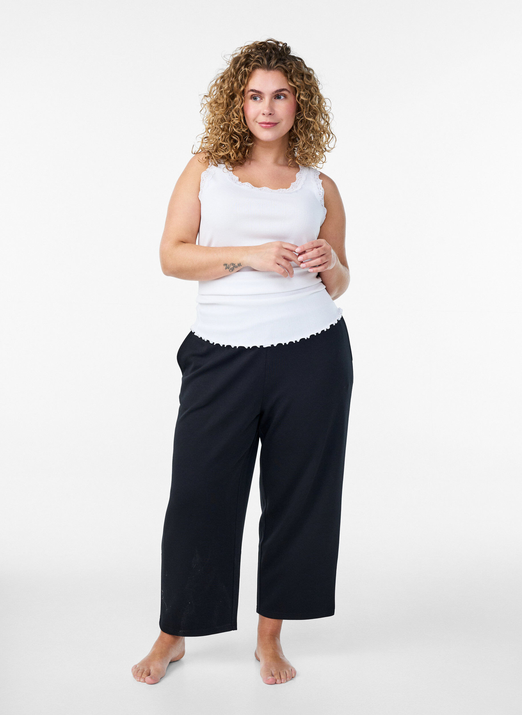 Zizzi D&eacute;bardeur avec bordure en dentelle et broderie &agrave; &oelig;illets, Blanc, Model image number 1