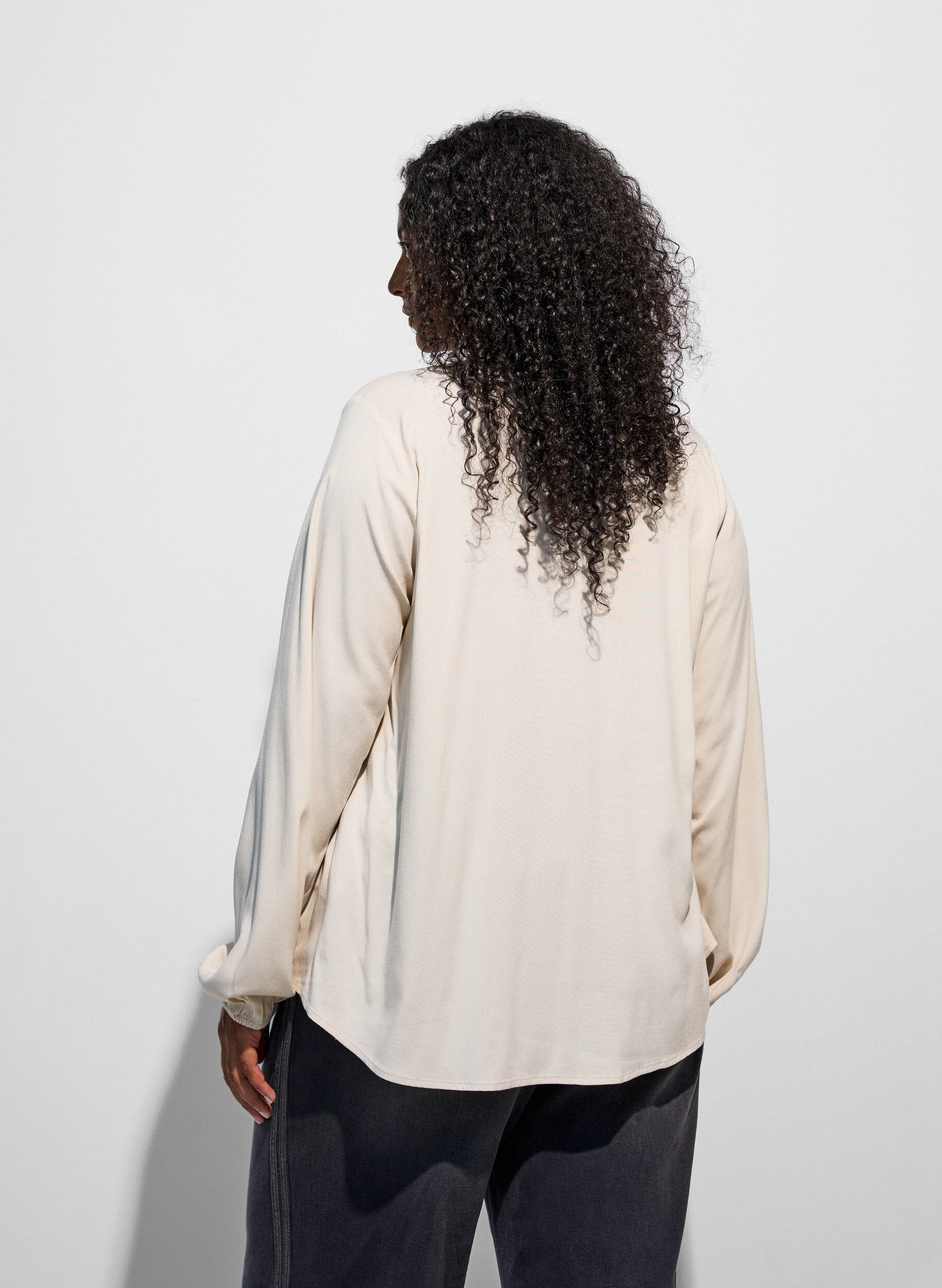 ZizziViscose blouse met V-hals en afgeronde zoom, Beige, Model image number 2