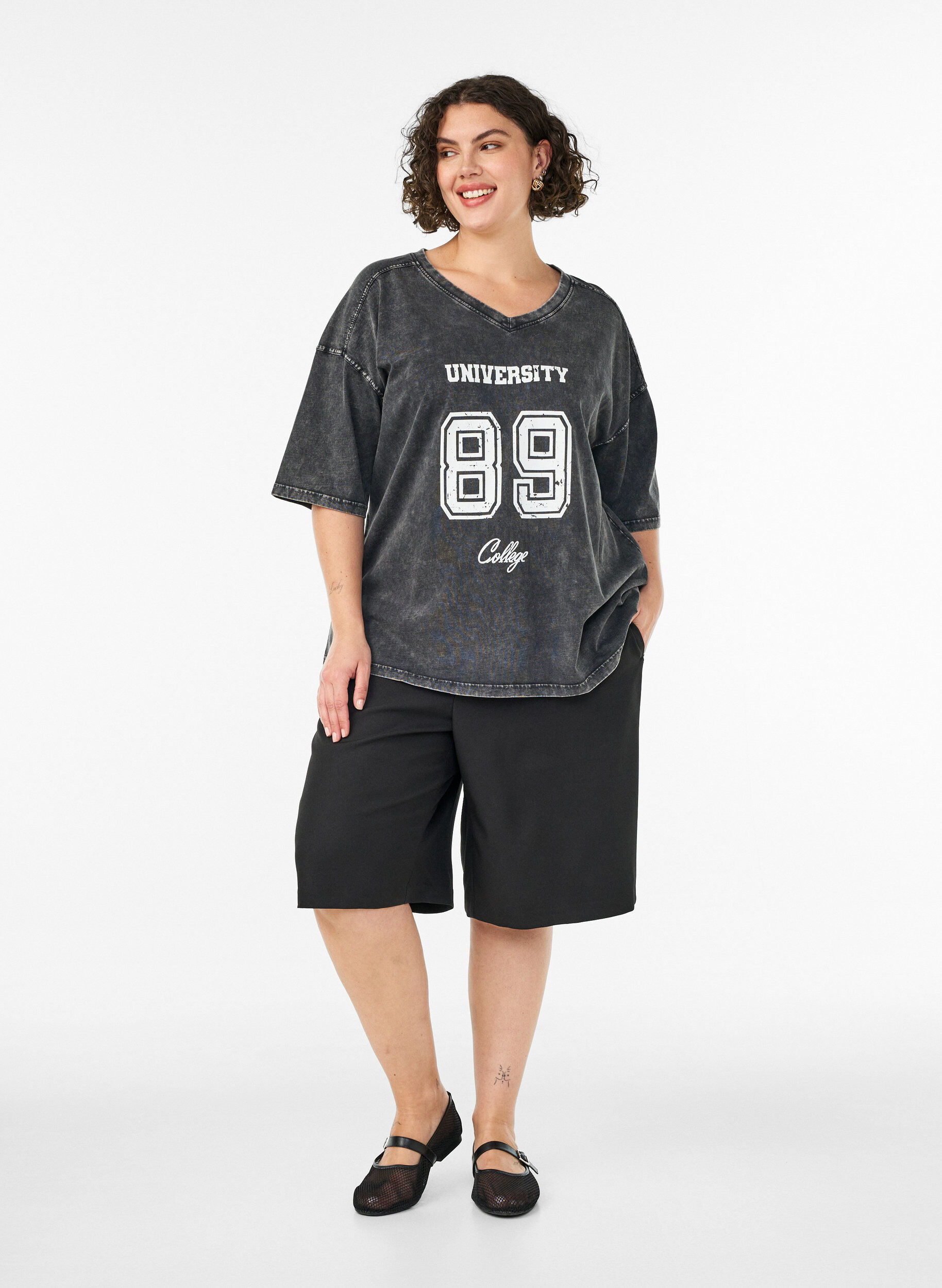 ZizziOversized T-shirt in biologisch katoen met een collegeprint, Zwart, Model image number 1