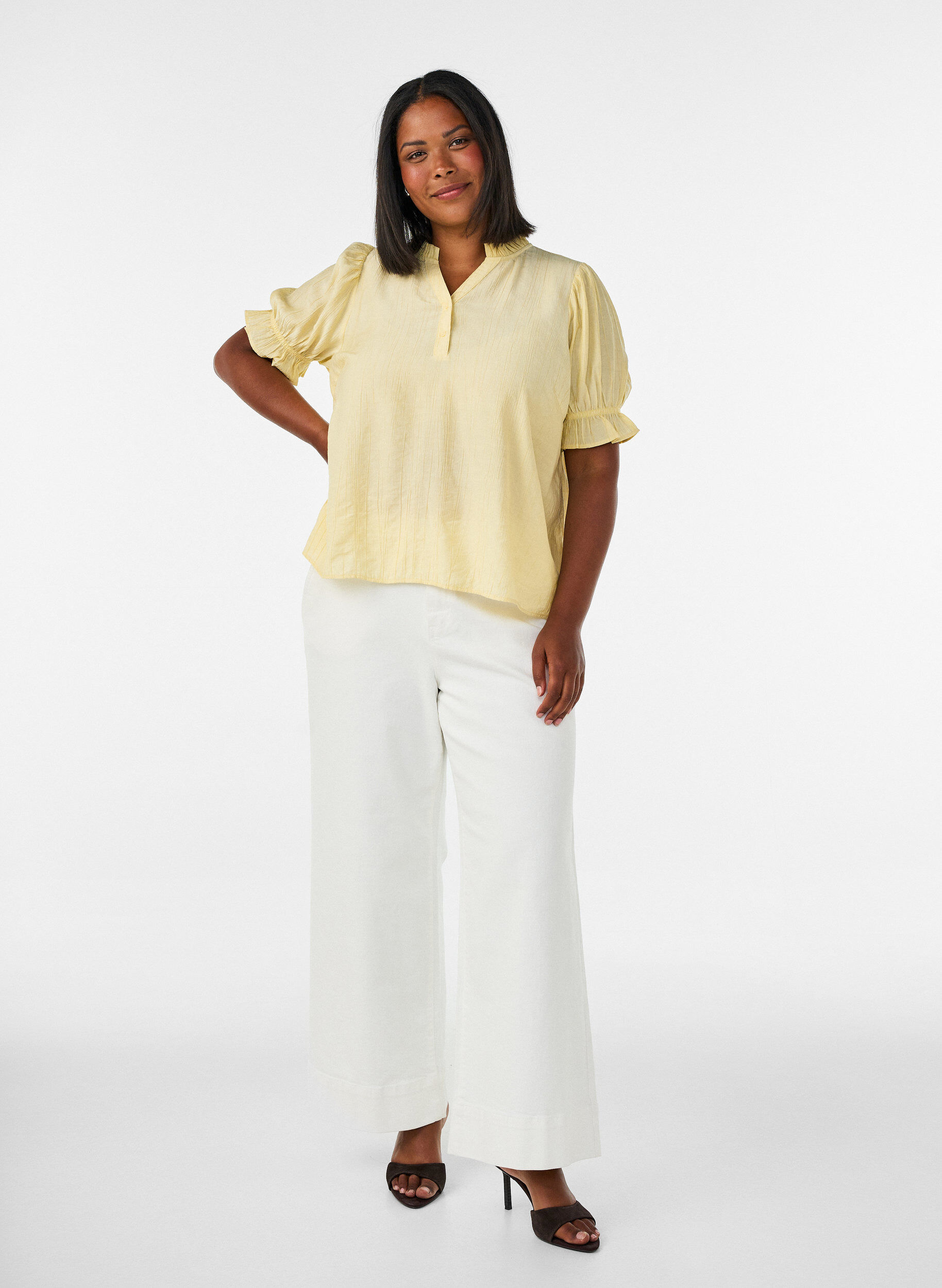 ZizziBlouse met korte mouwen in een viscosemix met textuur en ruchesmouwen, Geel, Model image number 1
