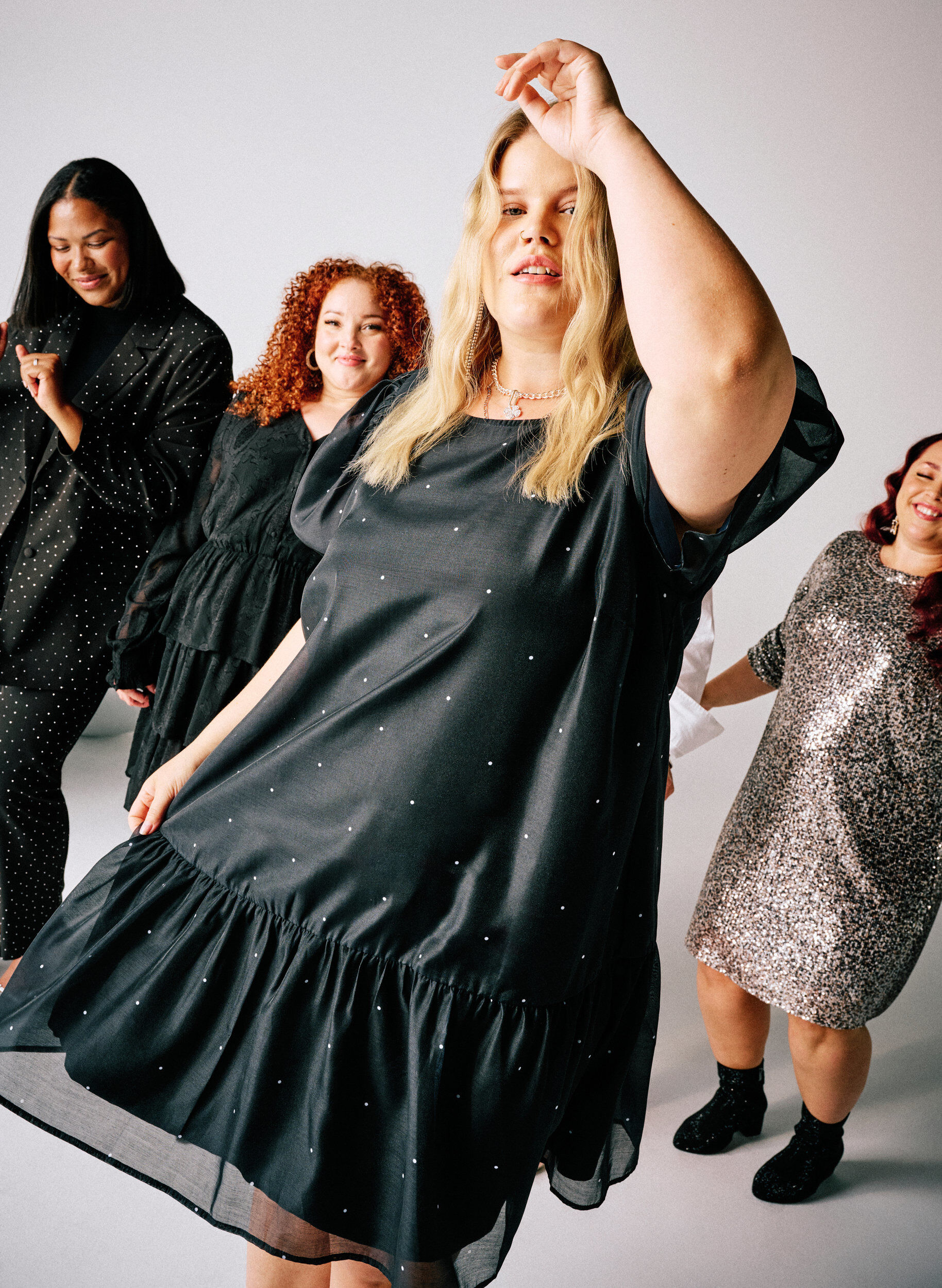 ZizziFeestjurk tot op de knie met doorschijnende mouwen, Zwart, Image image number 0