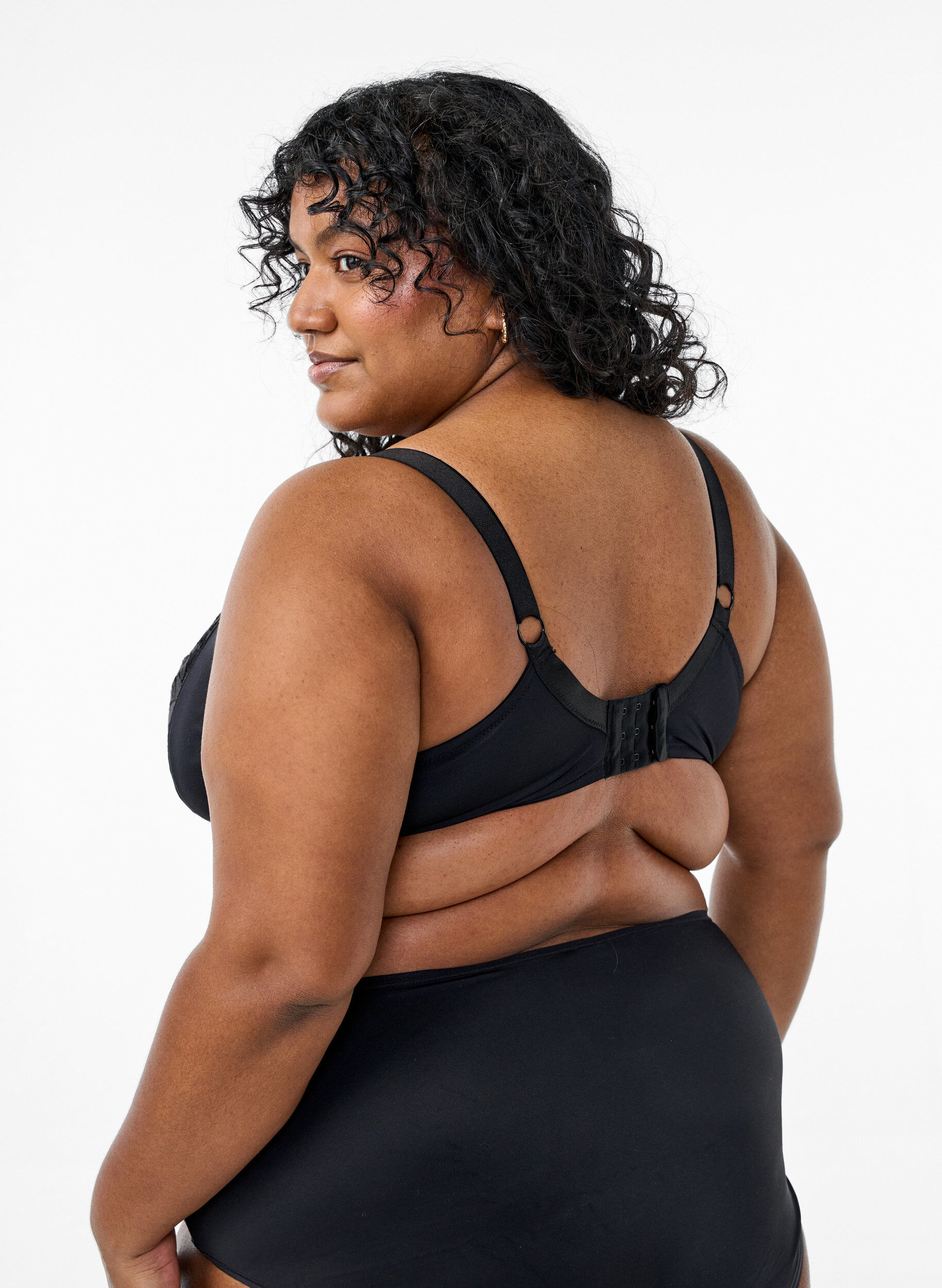 ZizziVolledig dekkende bh met kant, Zwart, Model image number 2