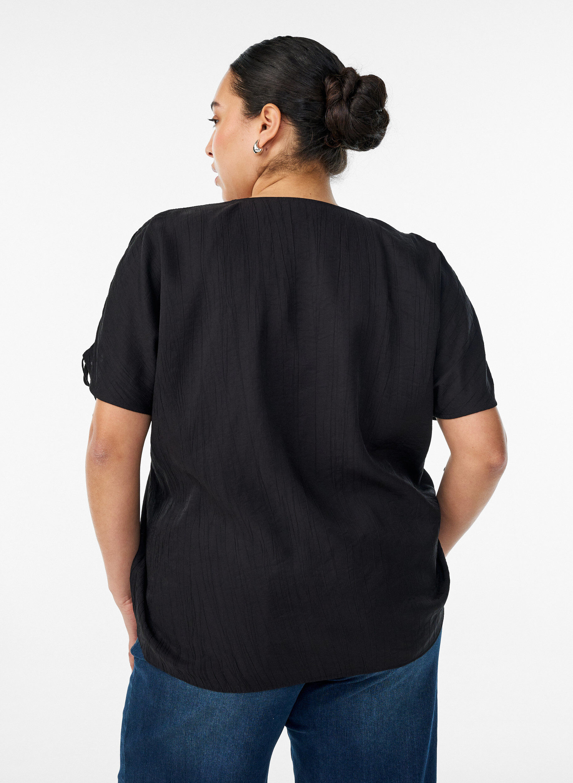Zizzi Blouse en viscose avec manches fronc&eacute;es, Noir, Model image number 2