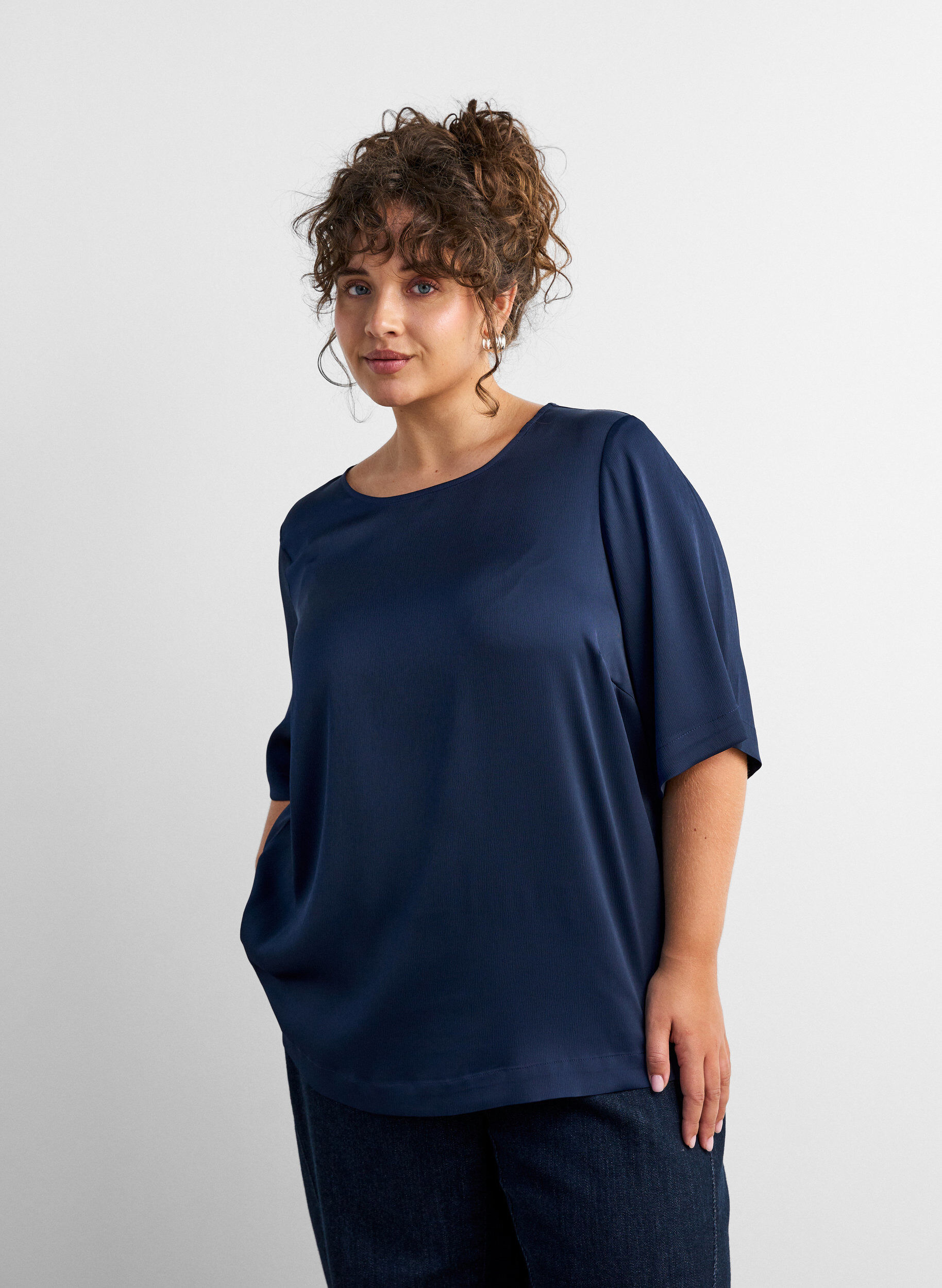 Satijnen blouse met ellebooglange mouwen, Blauw, Model