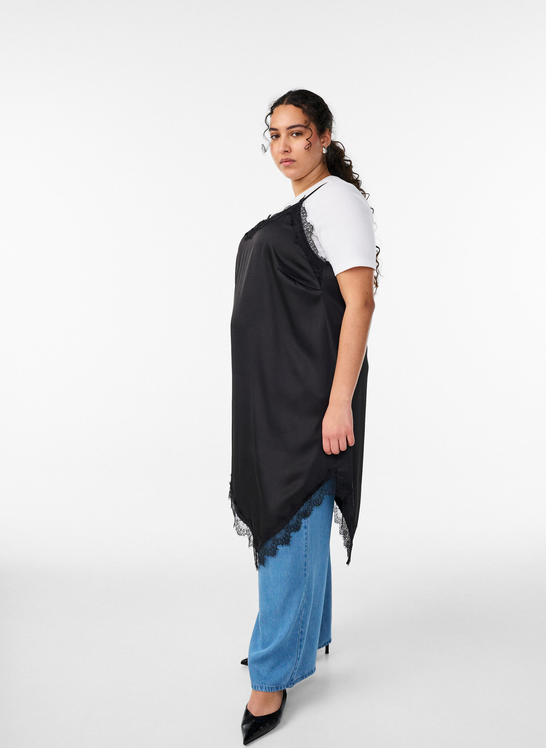 ZizziSatinlook jurk met kanten afwerking, Zwart, Model image number 2