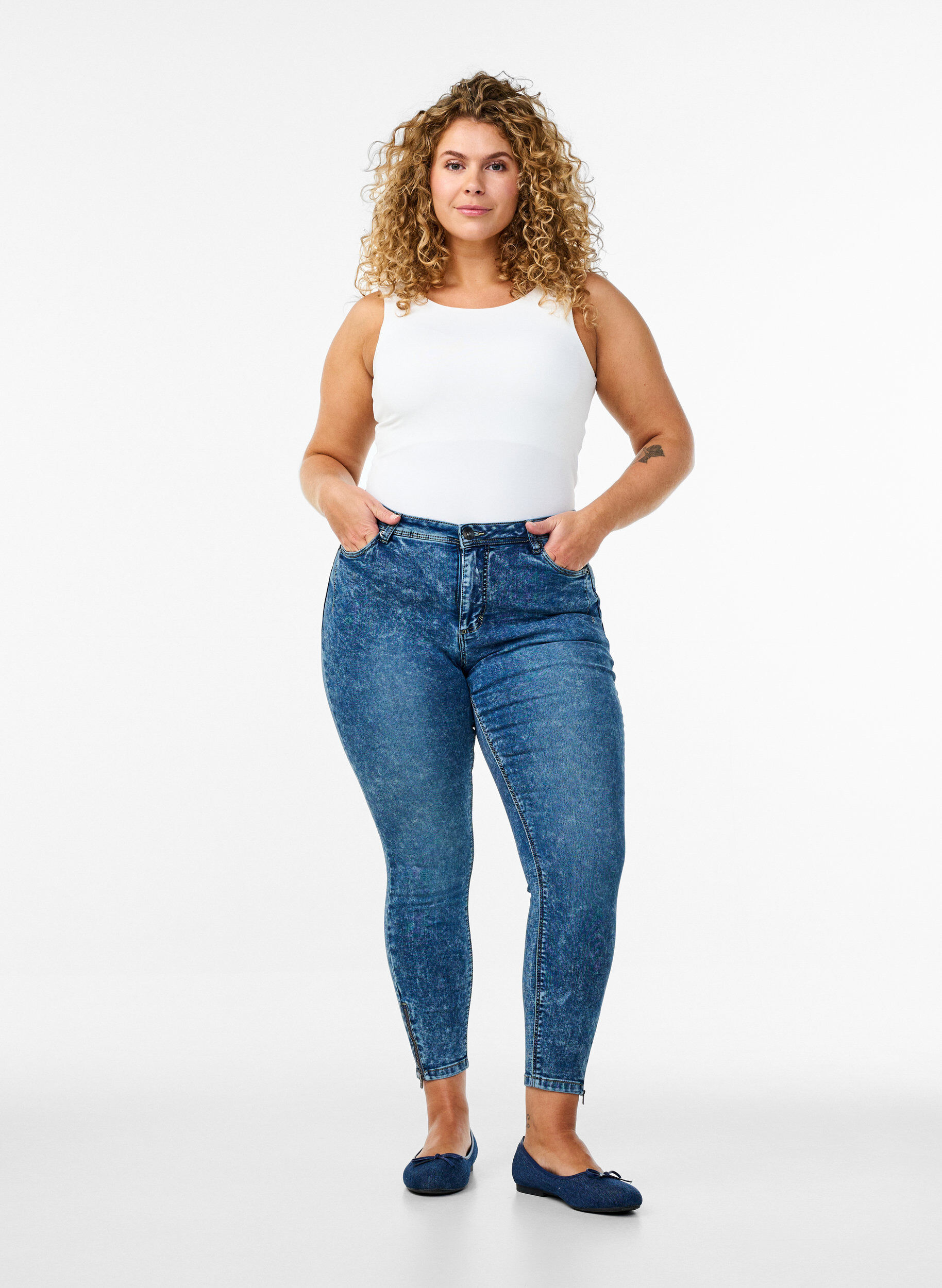 ZizziGecropte Amy jeans met ritssluiting details, Blauw, Model image number 0