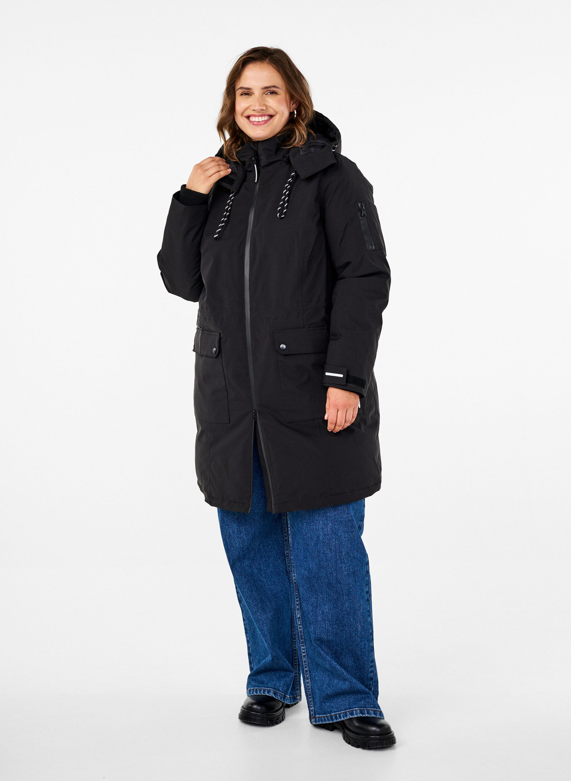 ZizziPraktische winterjas met capuchon en zakken, Zwart, Model image number 1
