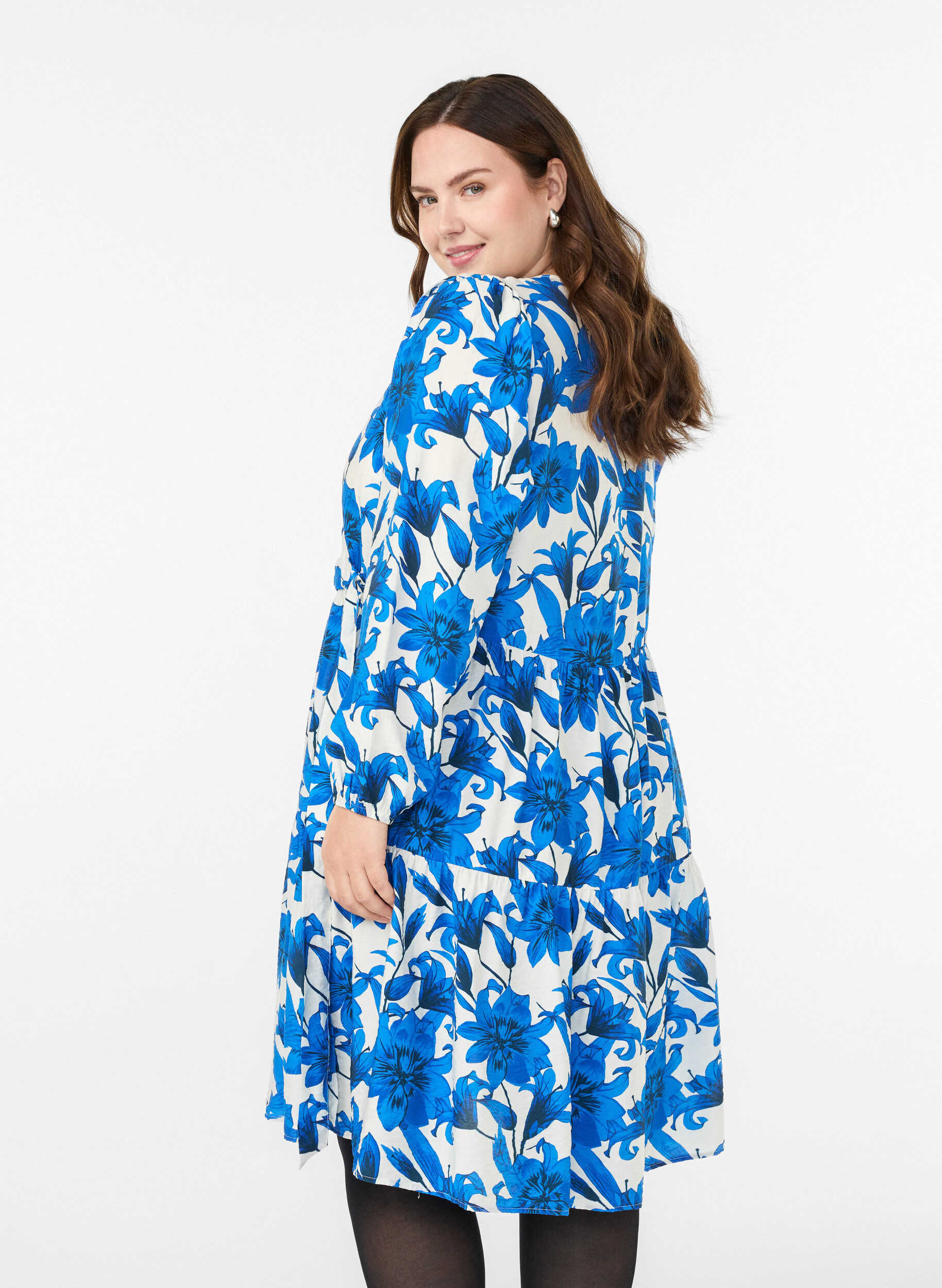 ZizziBloemen wikkeljurk met strikceintuur, Vanille, Model image number 2