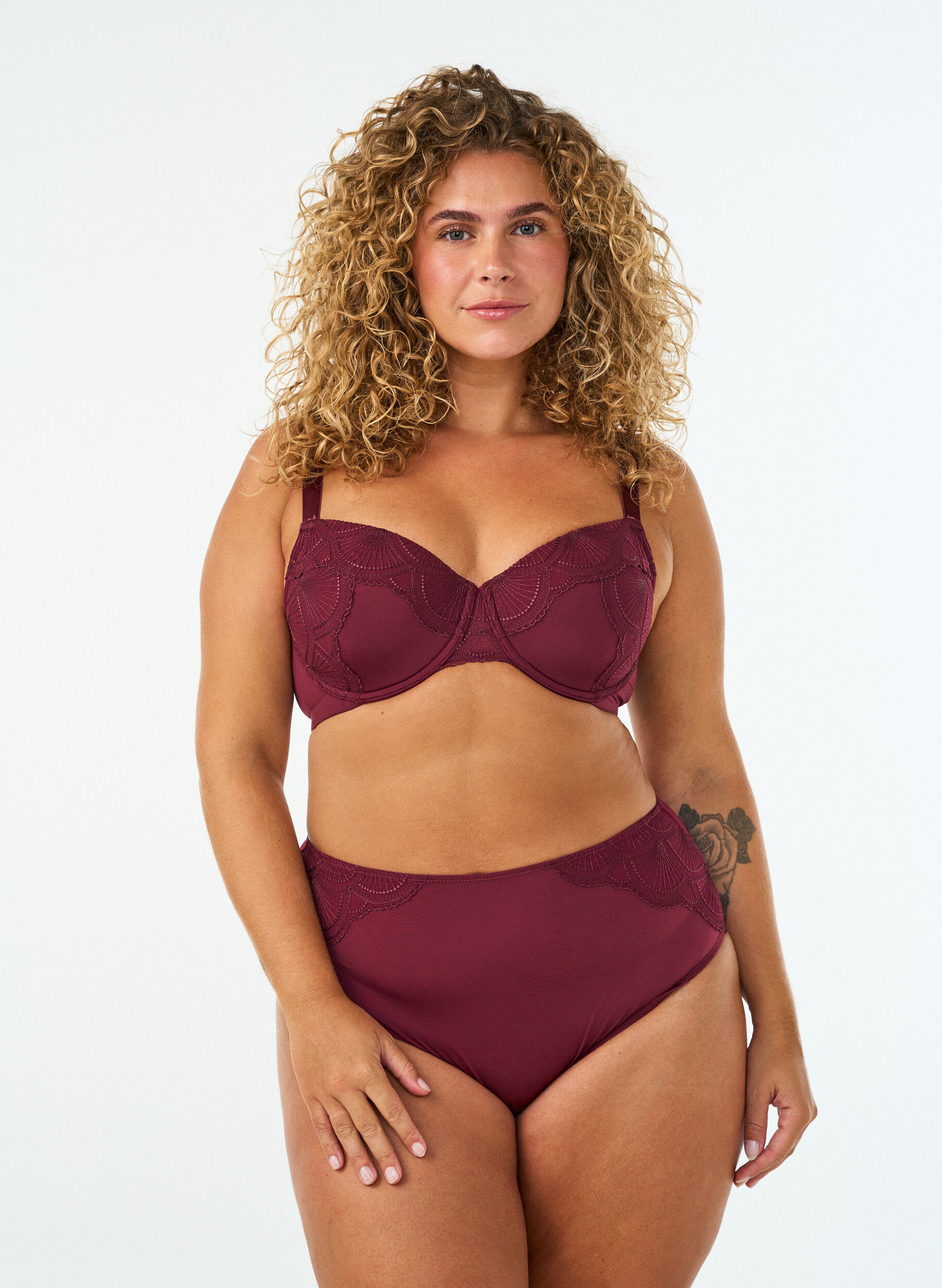 Slip met mesh en geborduurde kanten randen, Rood, Model