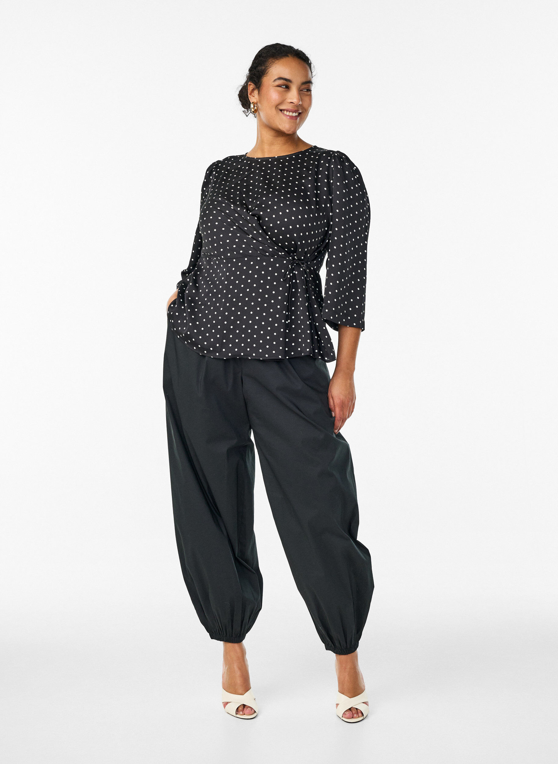 Zizzi Blouse &agrave; pois avec lien &agrave; nouer et manches 3/4, Noir, Model image number 1